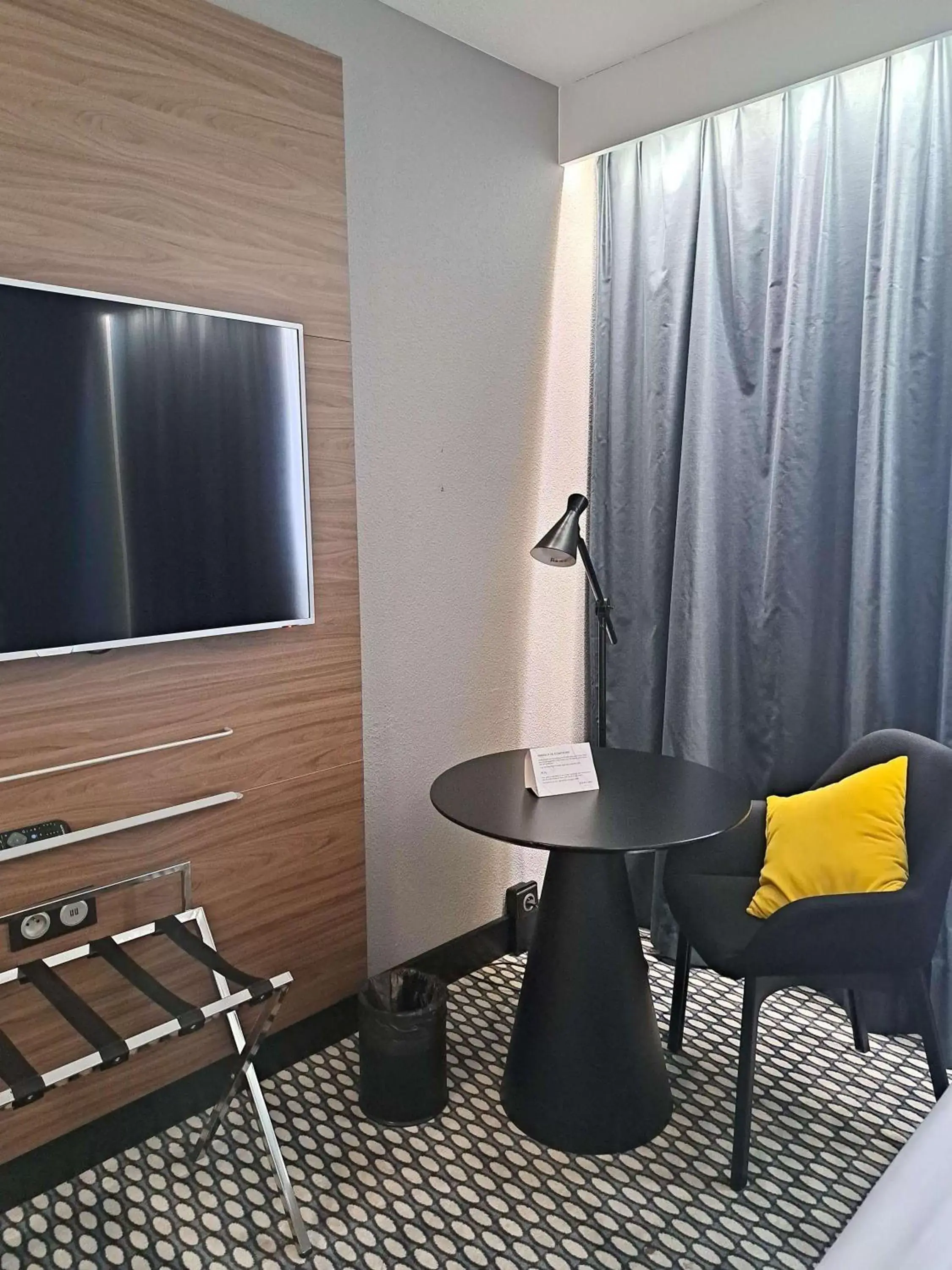 Bedroom, TV/Entertainment Center in Mercure Bordeaux Centre Ville