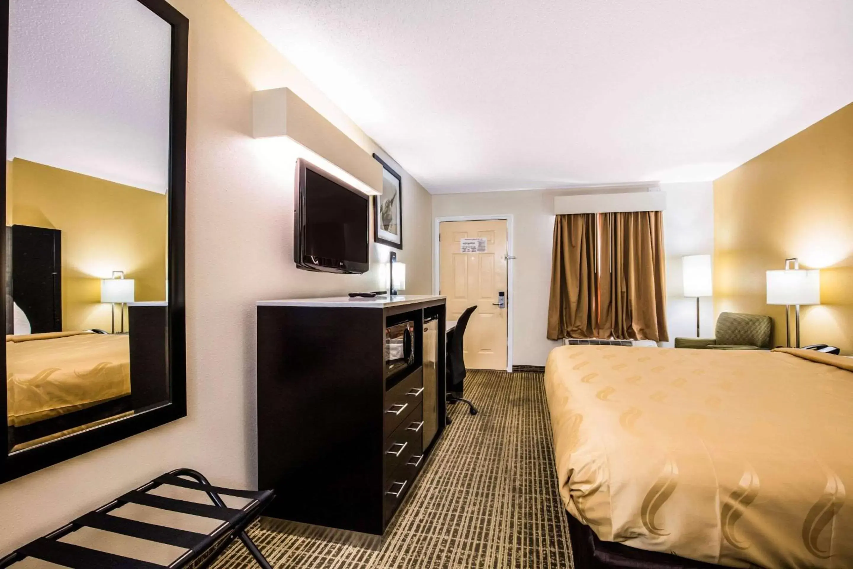 Photo of the whole room, TV/Entertainment Center in Quality Inn Trussville I-59 exit 141