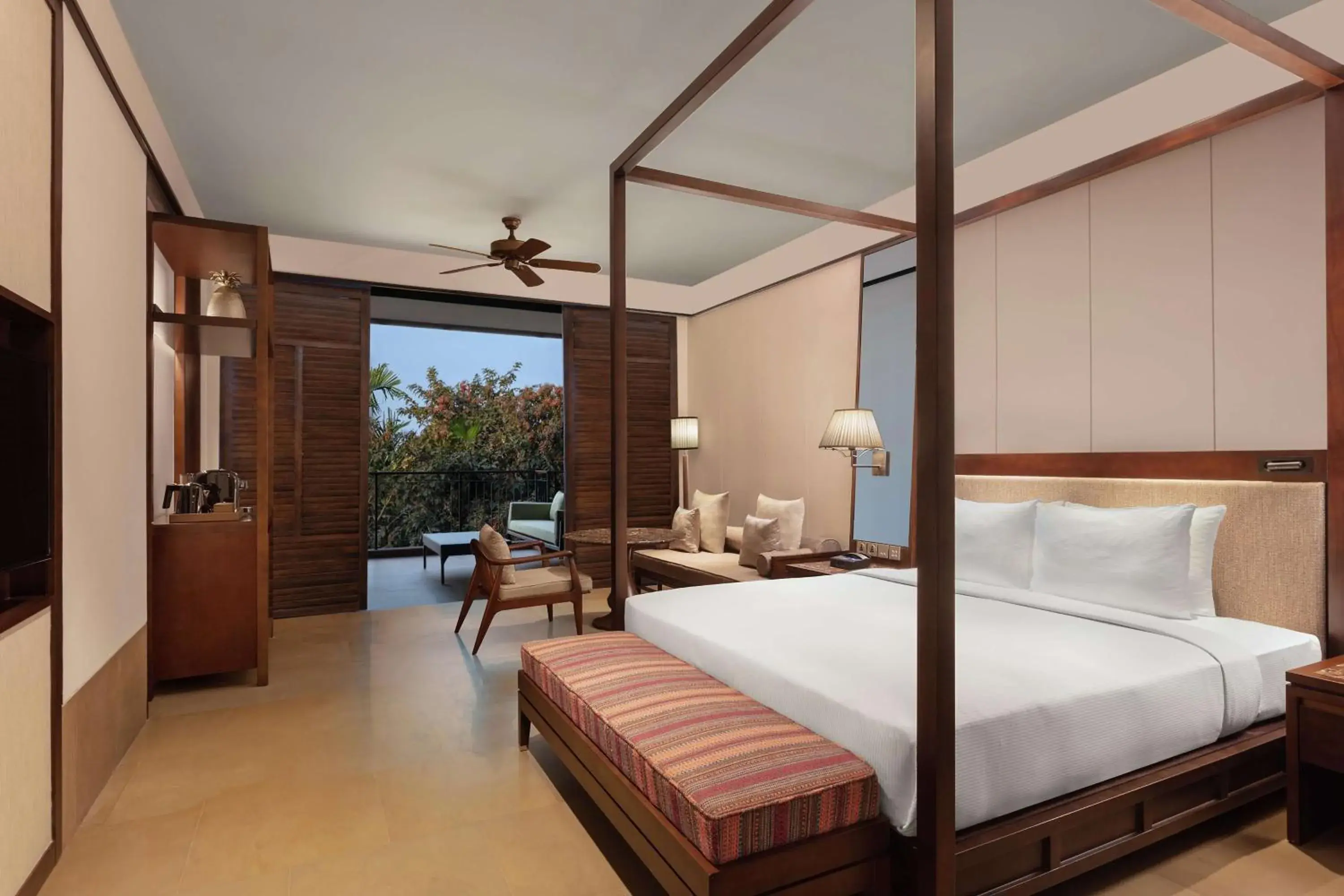 Photo of the whole room, Bed in Hilton Goa Resort