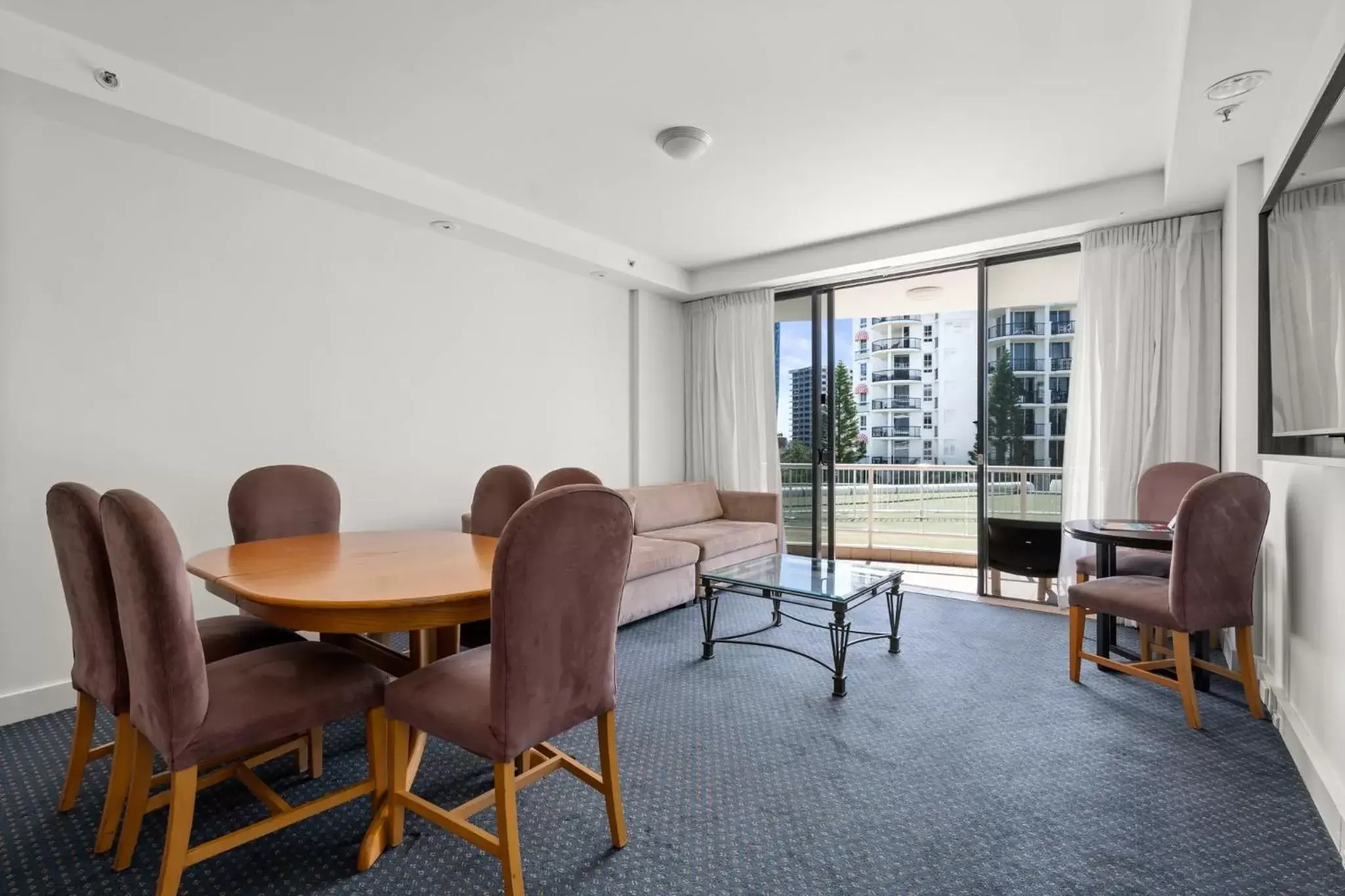 Photo of the whole room, Dining Area in Crowne Plaza Surfers Paradise, an IHG Hotel