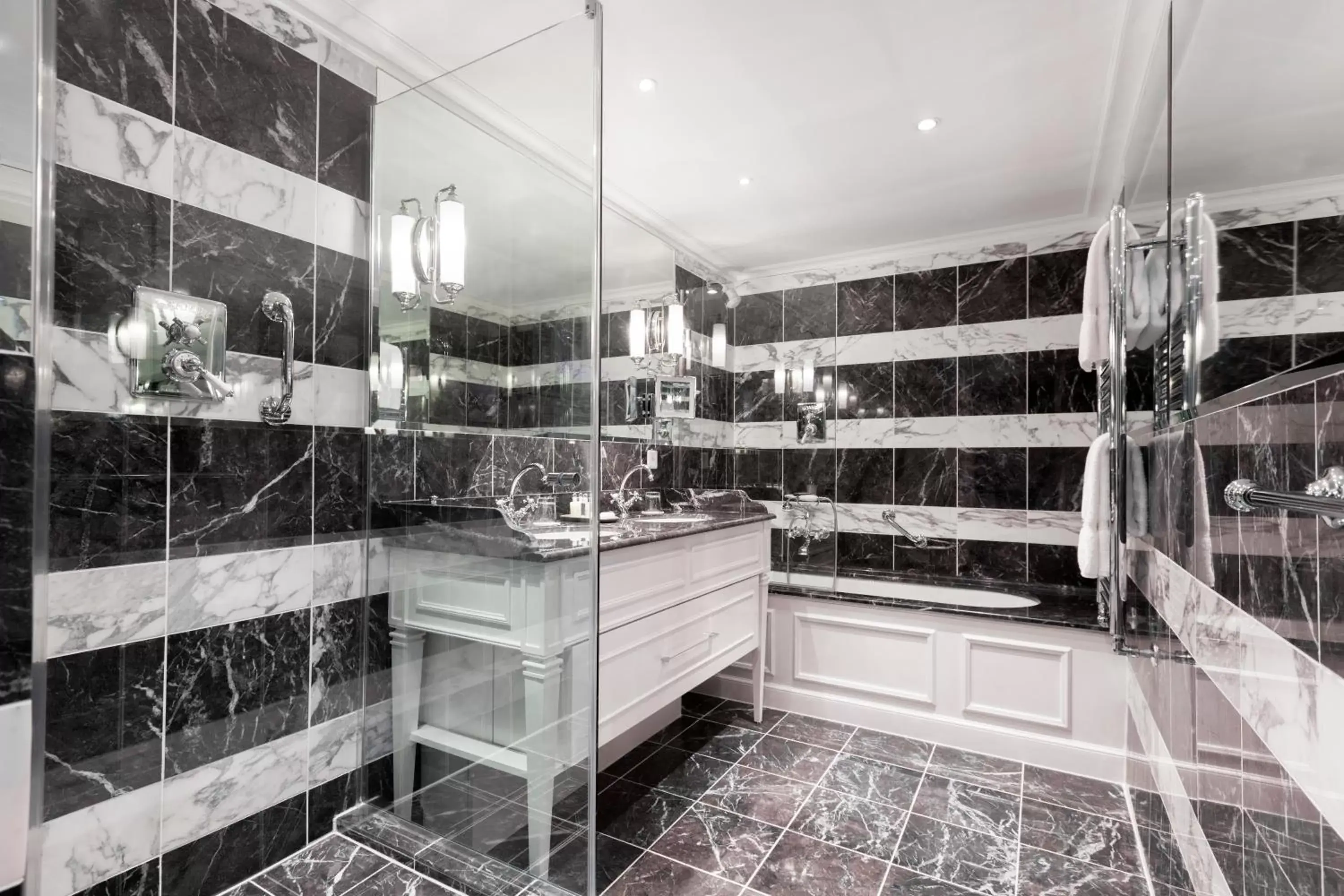 Bathroom in Hotel d'Angleterre