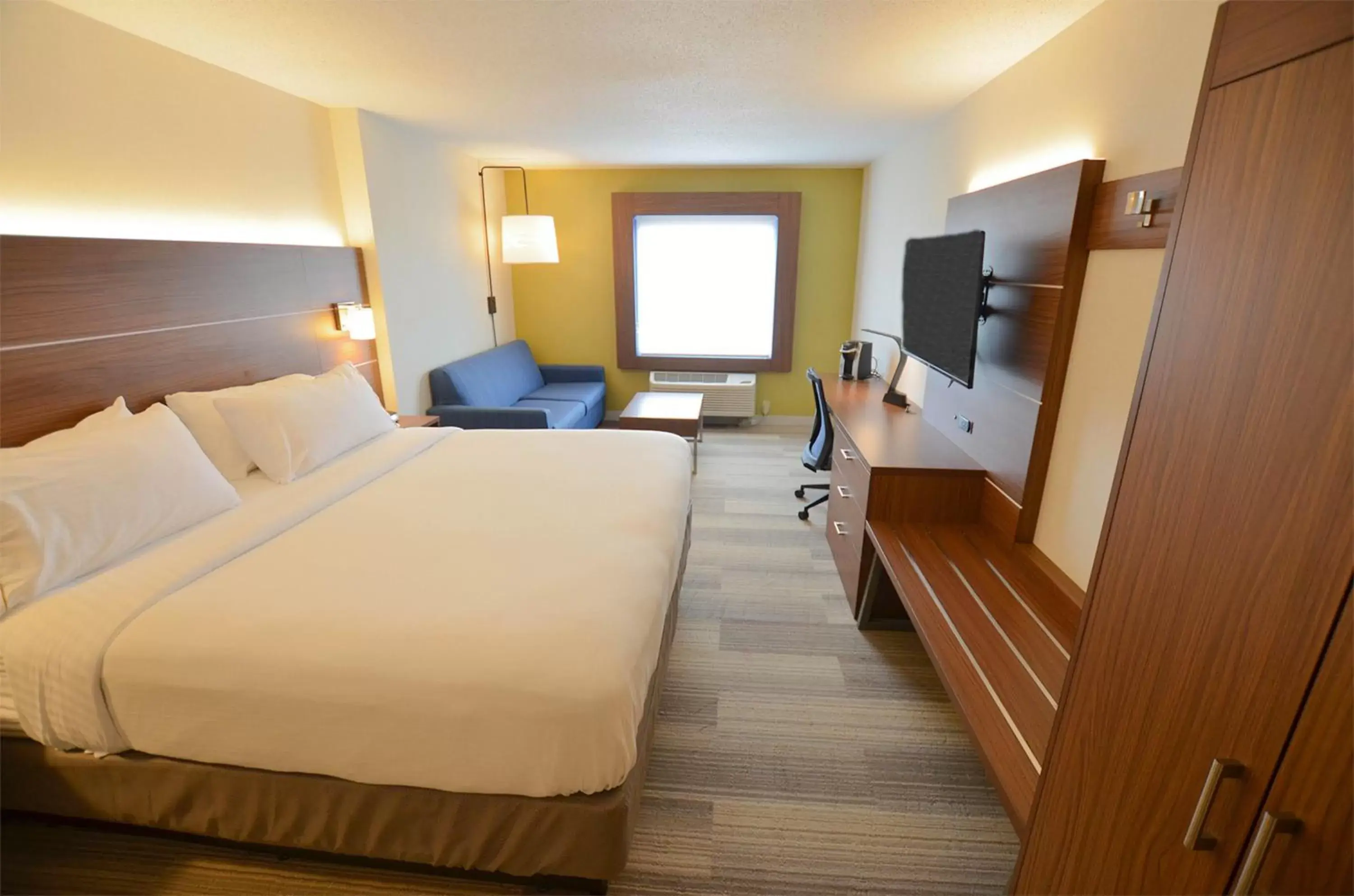 Photo of the whole room, TV/Entertainment Center in Holiday Inn Express Pittsburgh-Bridgeville, an IHG Hotel