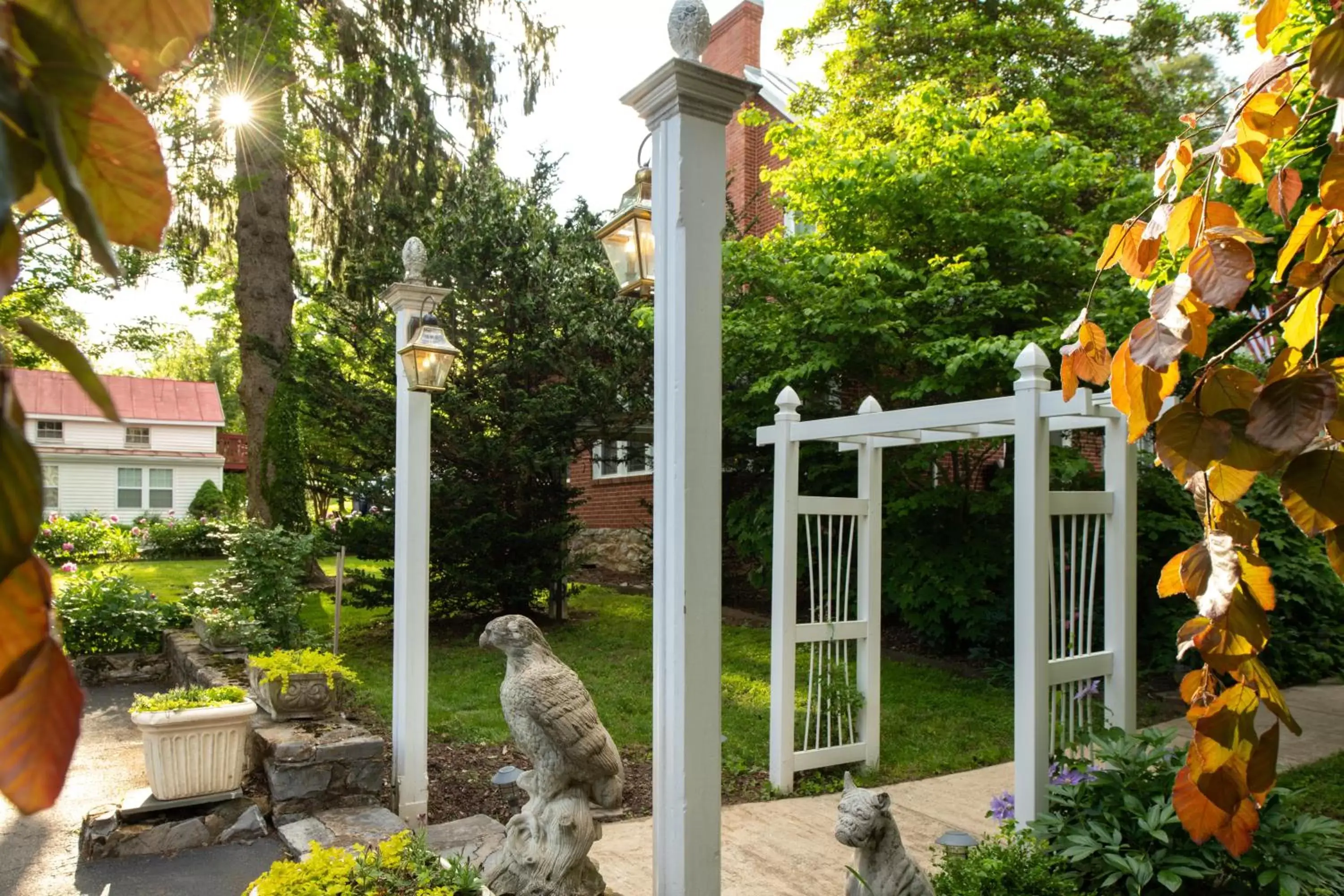 Facade/entrance in South Court Inn