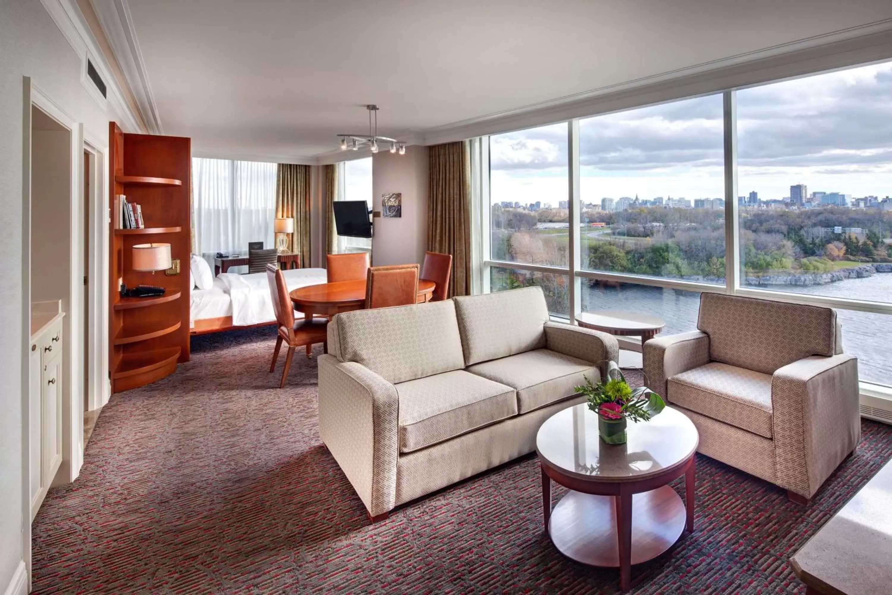 Bed, Seating Area in Hilton Lac-Leamy