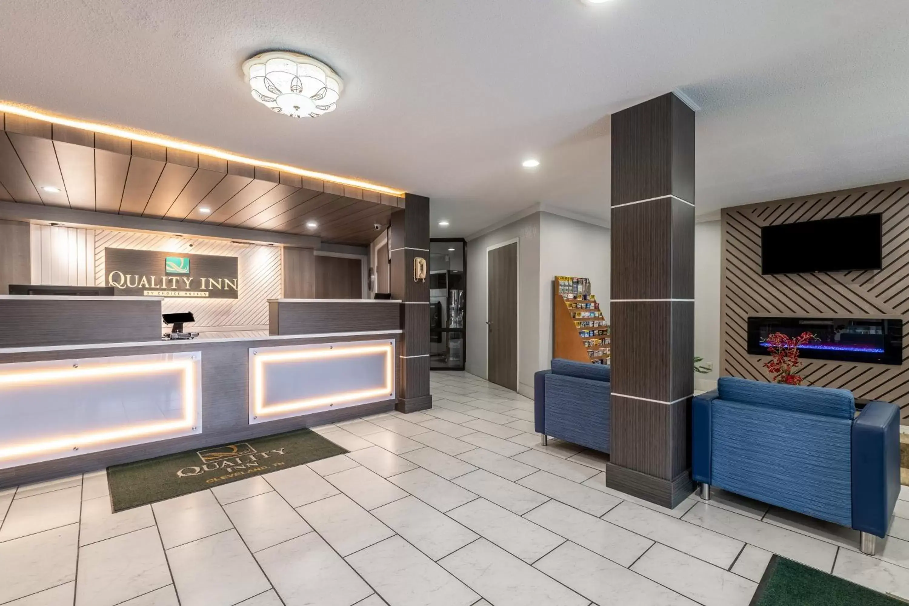 Lobby or reception, Kitchen/Kitchenette in Quality Inn Cleveland