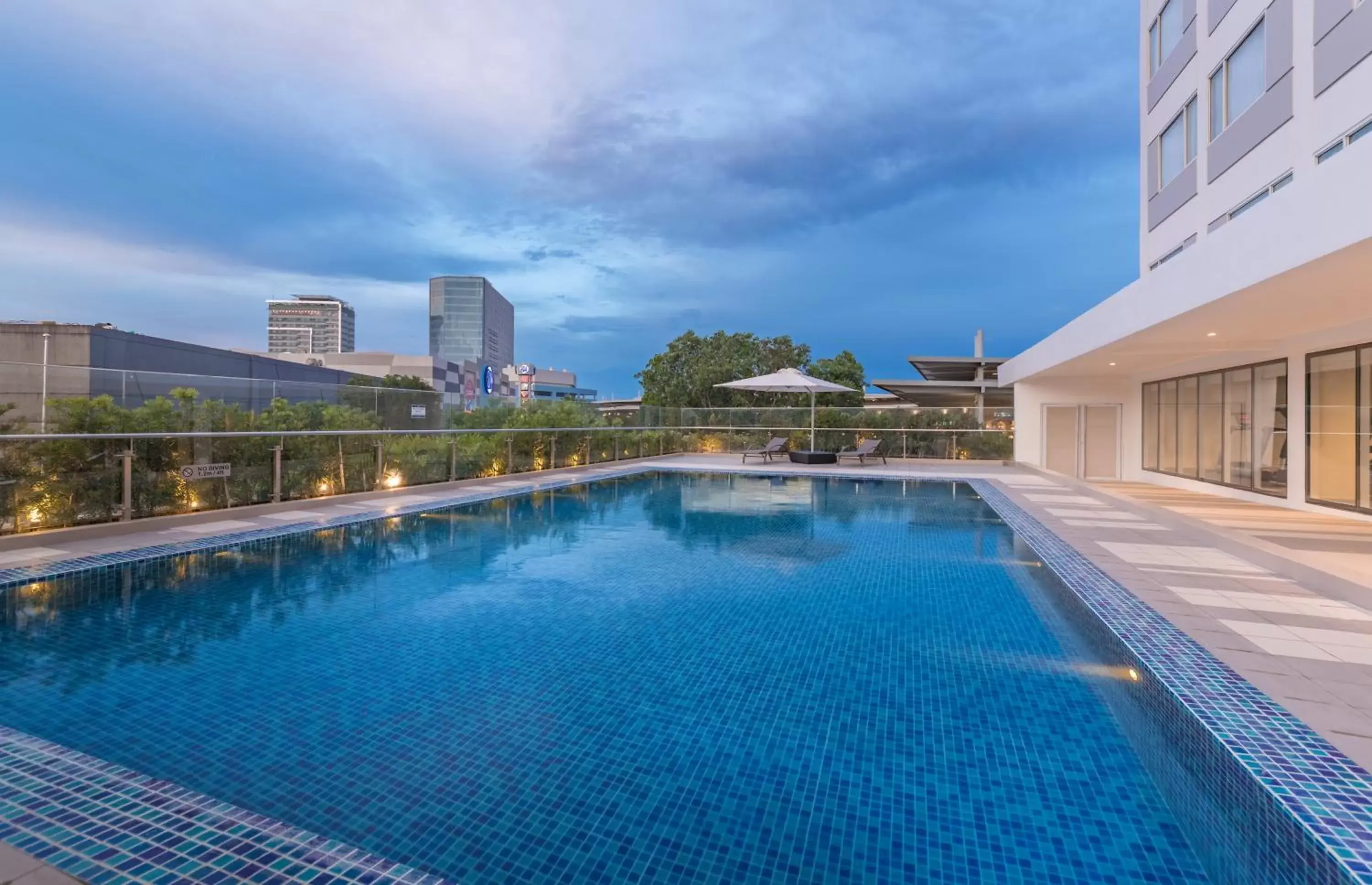 Swimming Pool in Park Inn By Radisson Iloilo