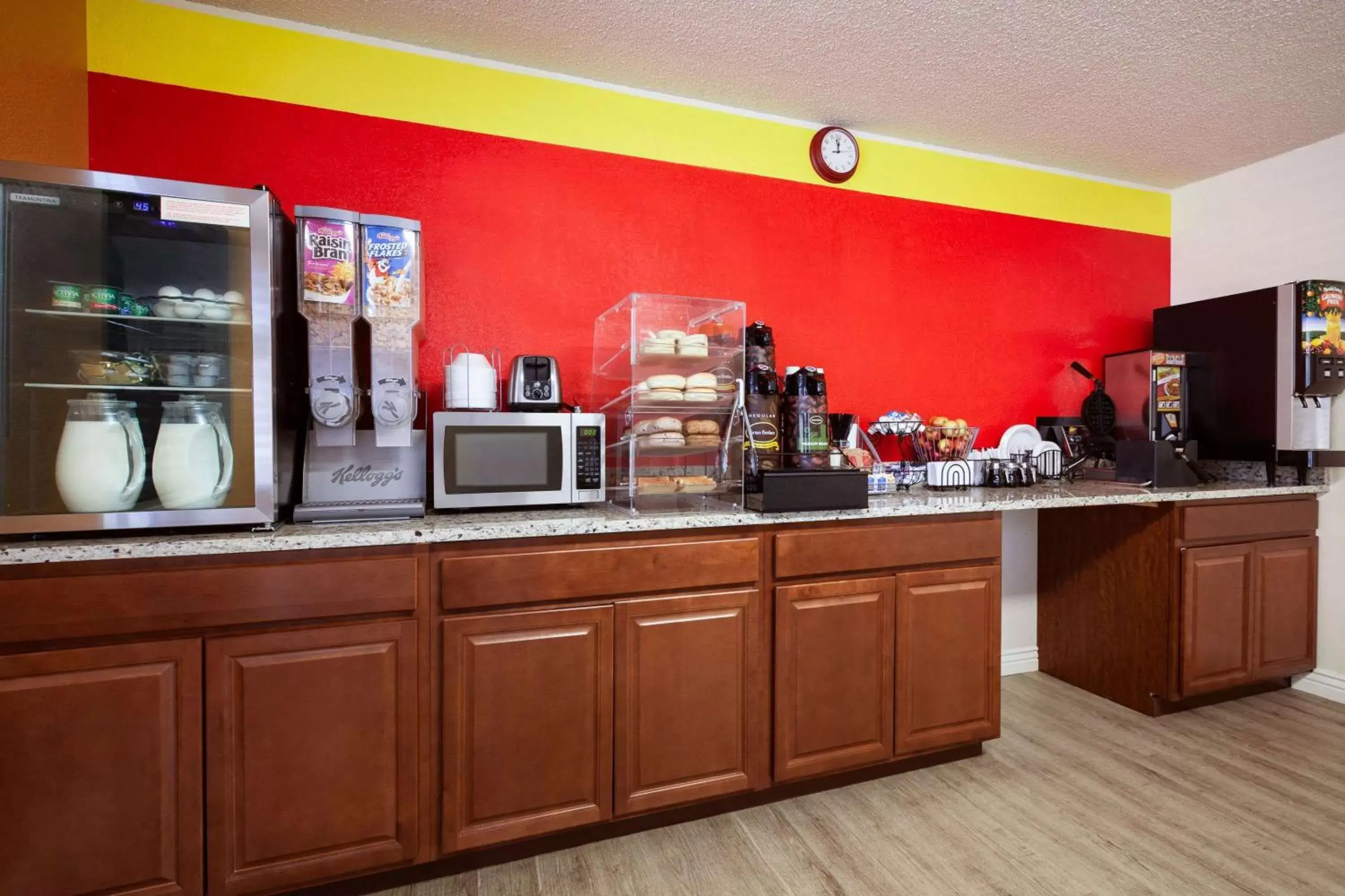 Restaurant/places to eat, Kitchen/Kitchenette in Super 8 by Wyndham Colorado Springs/Afa Area