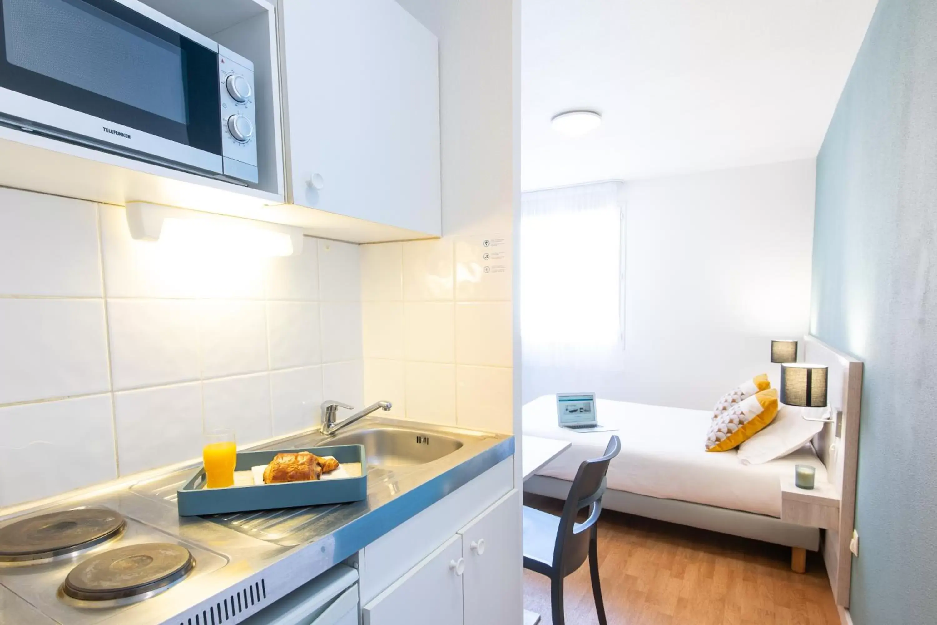 Kitchen or kitchenette, Bed in Comfort Aparthotel Aix Le Tholonet Kitchen or kitchenette, Bed in Comfort Aparthotel Aix Le Tholonet