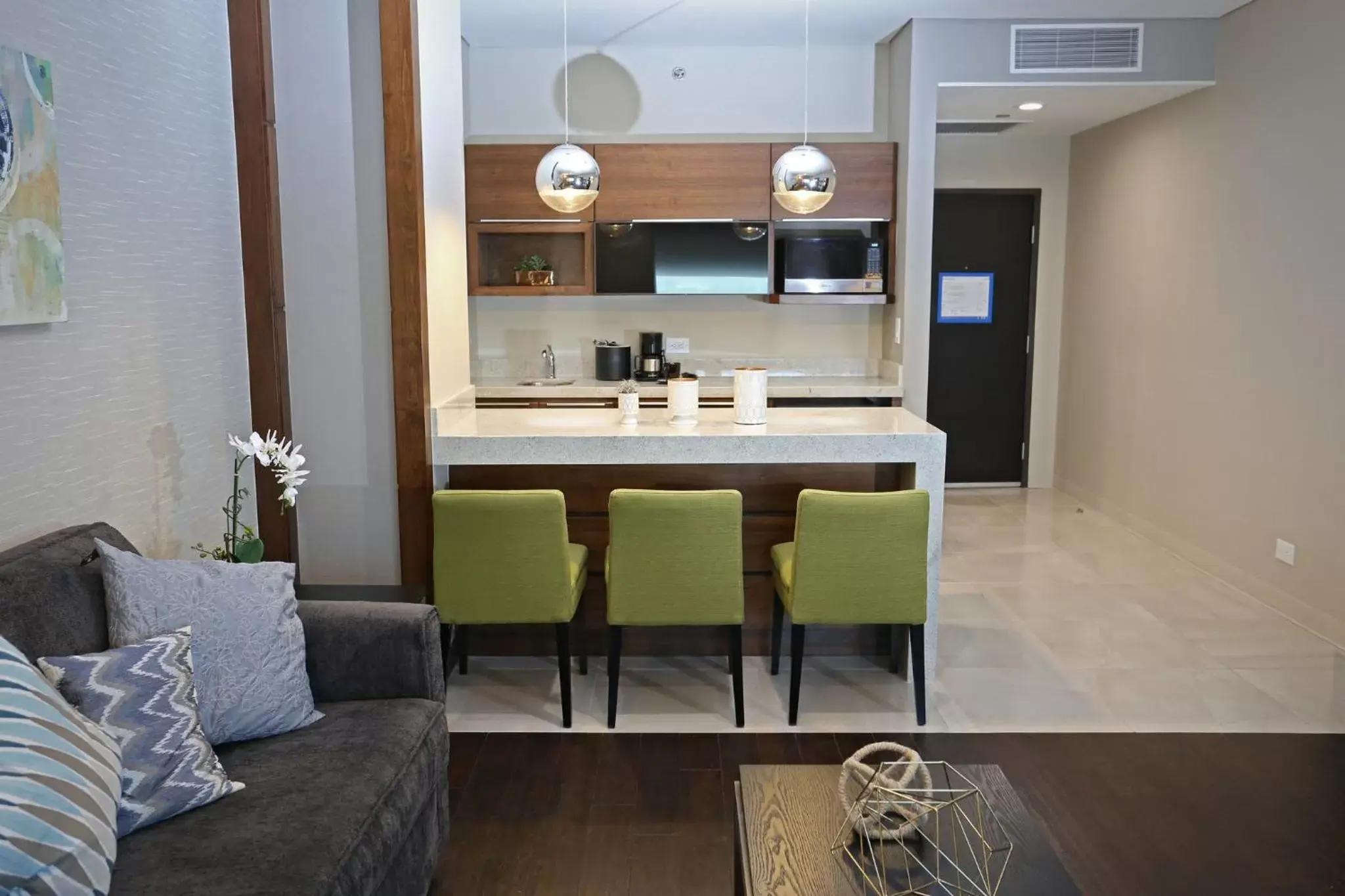 Photo of the whole room, Kitchen/Kitchenette in Holiday Inn Express & Suites Mexicali, an IHG Hotel