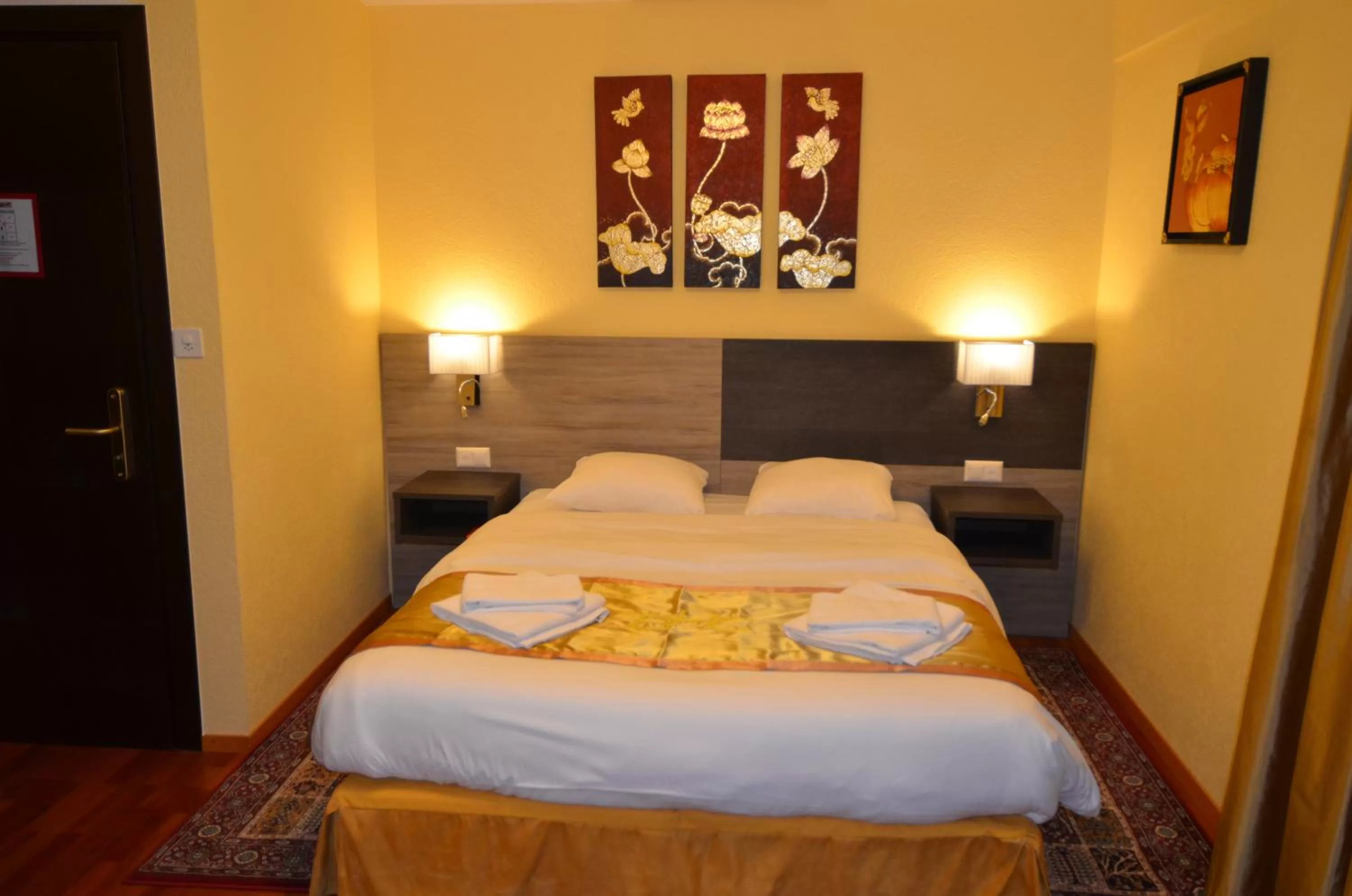 Photo of the whole room, Bed in Beausite