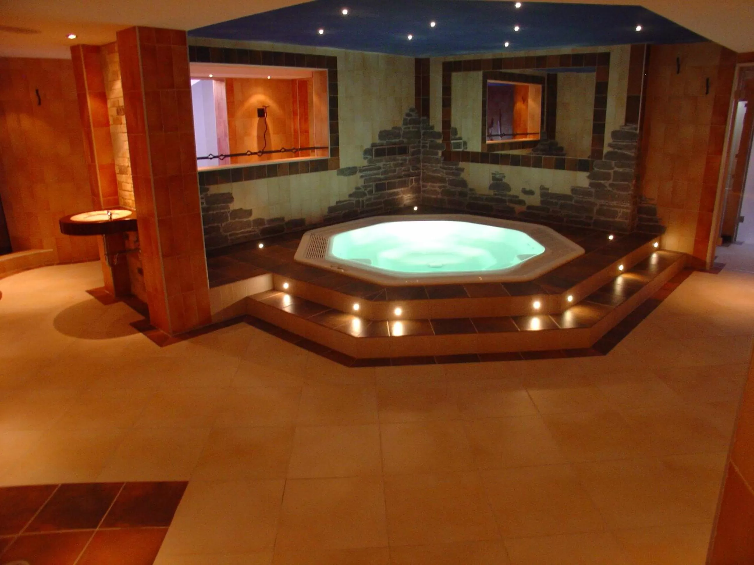 Hot Tub in Hotel Europa Guest House
