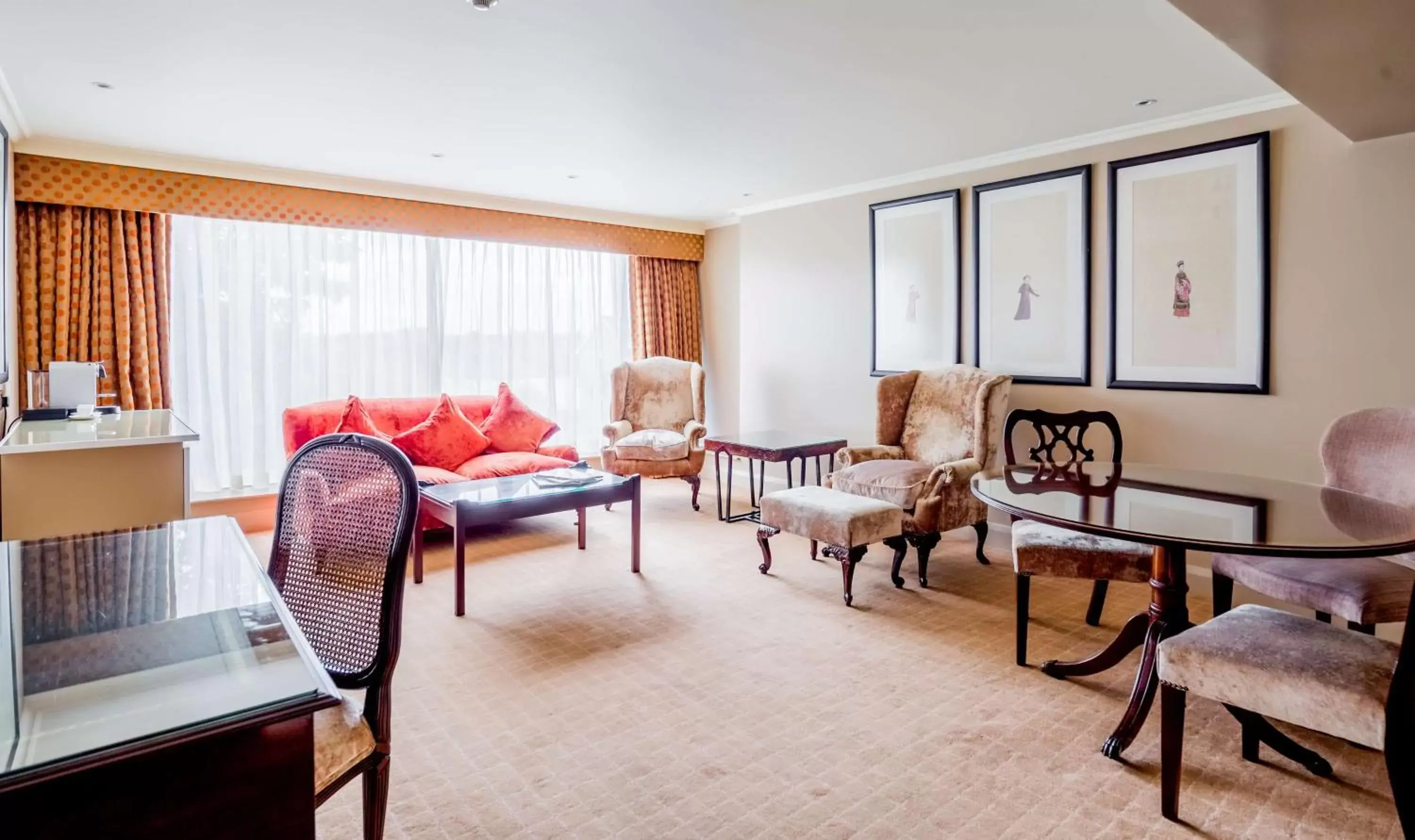 Photo of the whole room, Seating Area in Radisson Blu Edwardian Heathrow Hotel, London