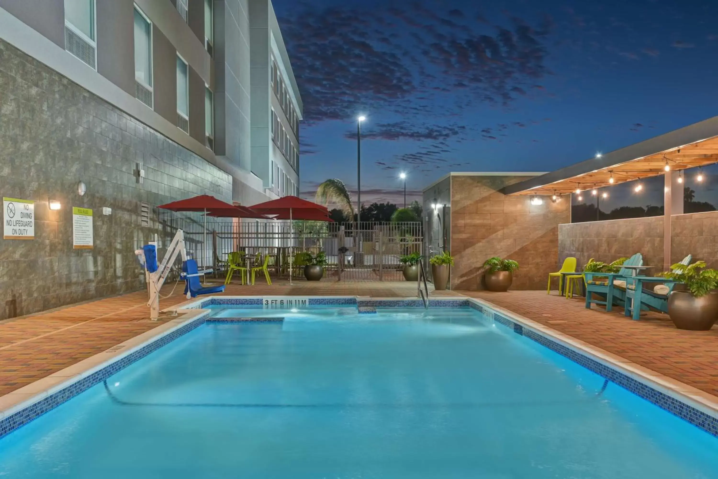 Property building, Swimming Pool in Home2 Suites Corpus Christi Southeast, Tx