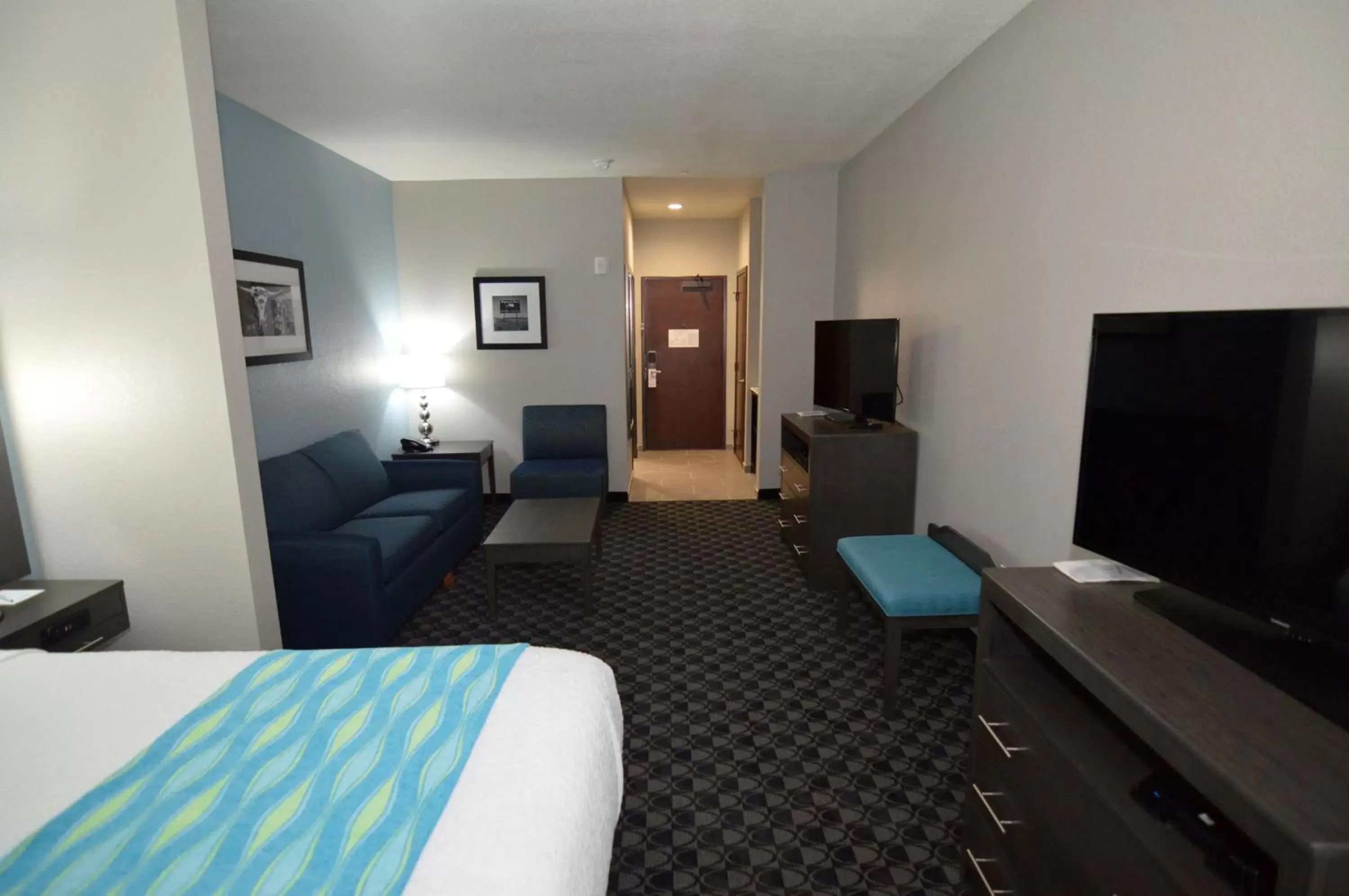 Photo of the whole room, TV/Entertainment Center in Best Western Plus Waller Hotel