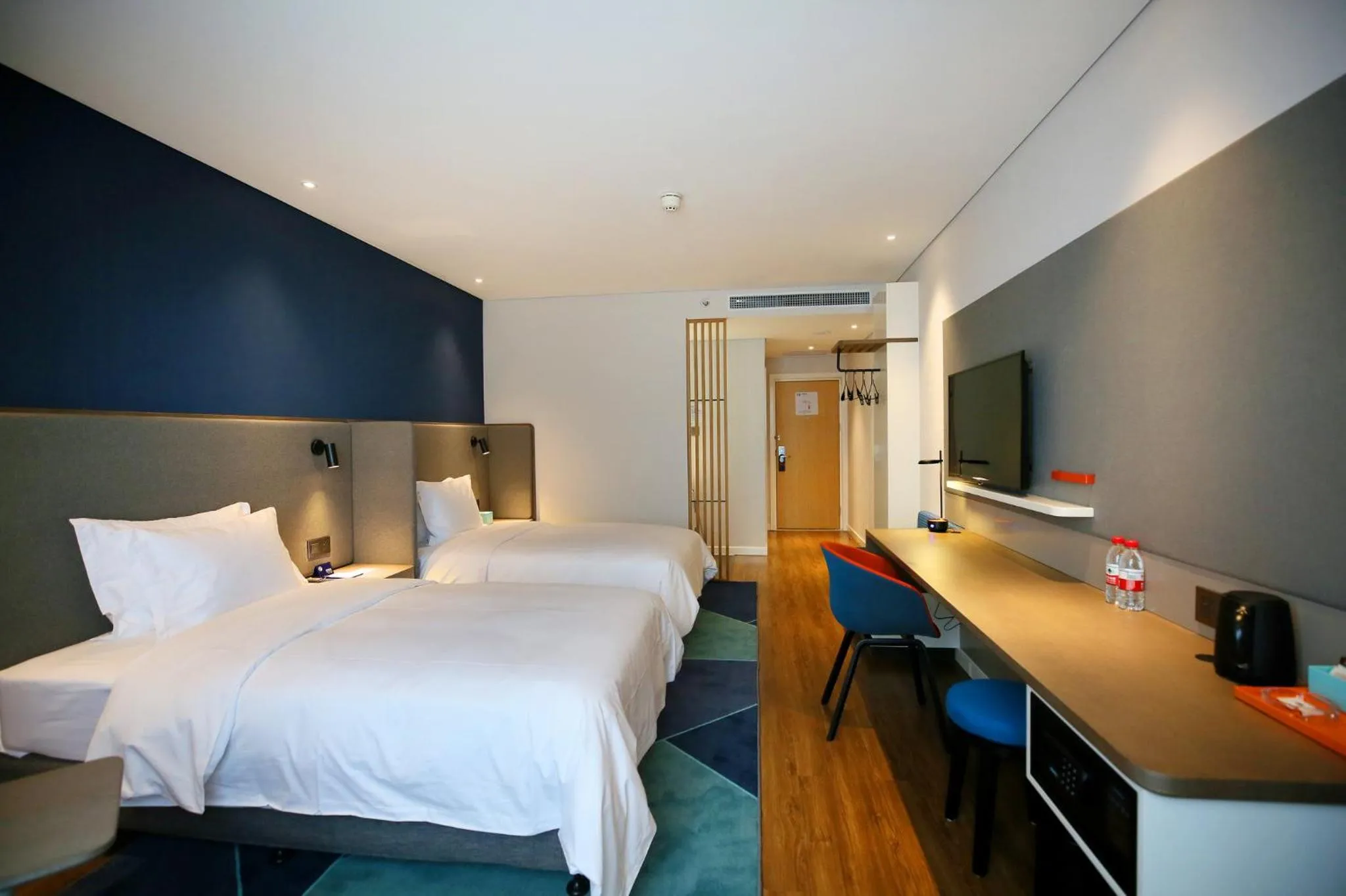 Photo of the whole room, Bed in Holiday Inn Express Chengdu North Railway Station by IHG - Near Panda Base, Near Chunxi Road Free laundromat