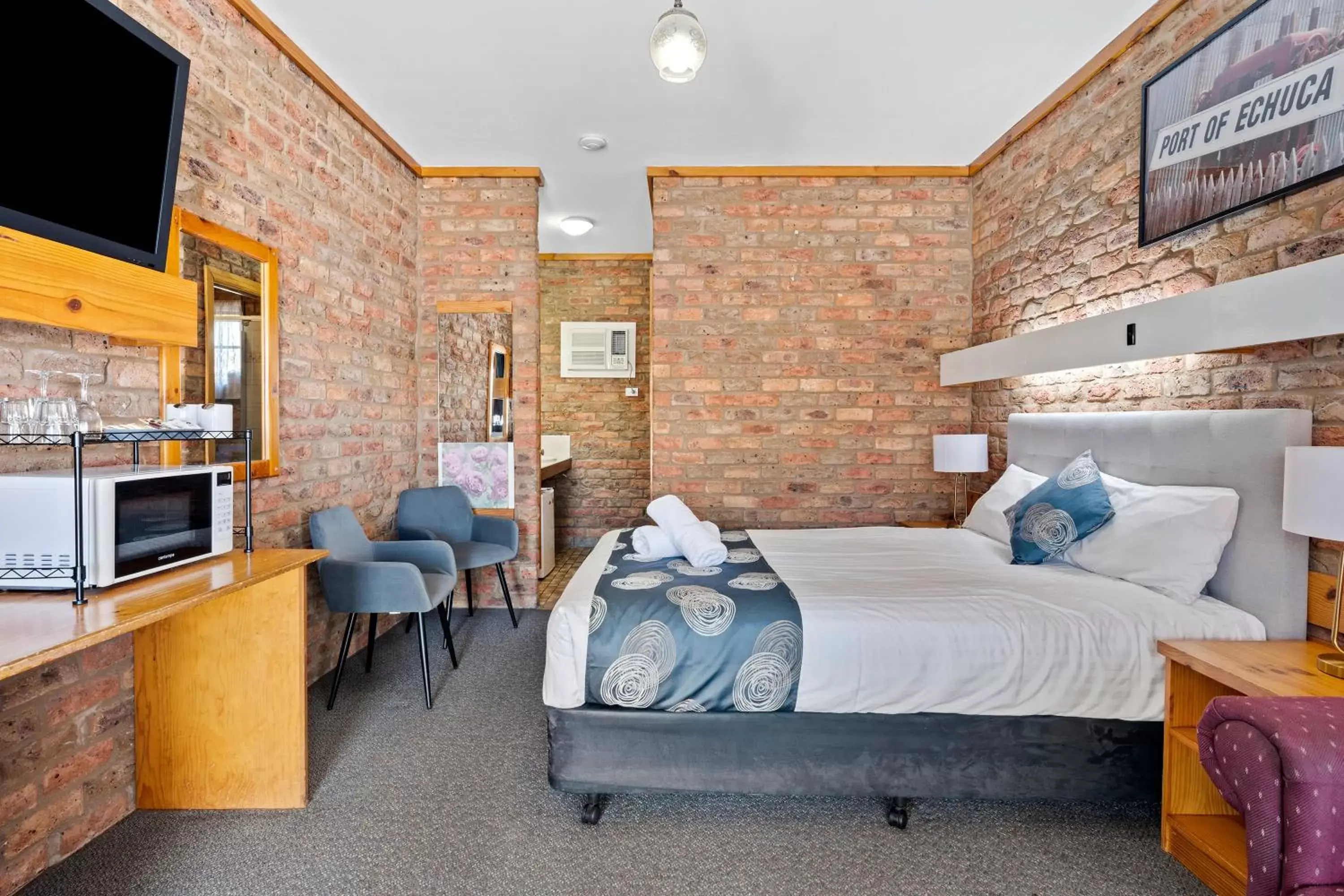 Bedroom, Bed in The Settlement Historic Hotel