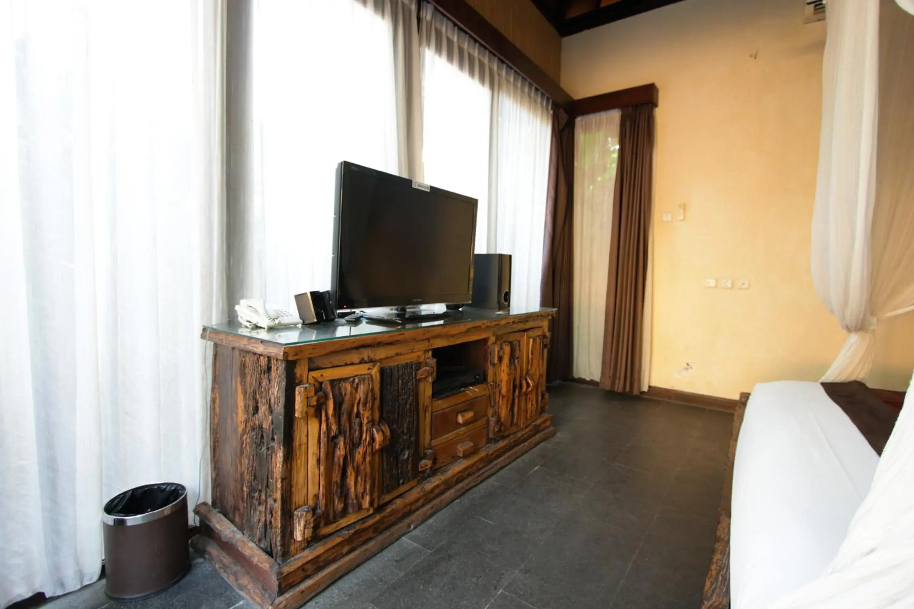 TV/Entertainment Center in Gino Feruci Villa Ubud by KAGUM Hotels