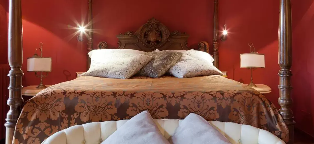Decorative detail, Bed in Relais Montemaggiore
