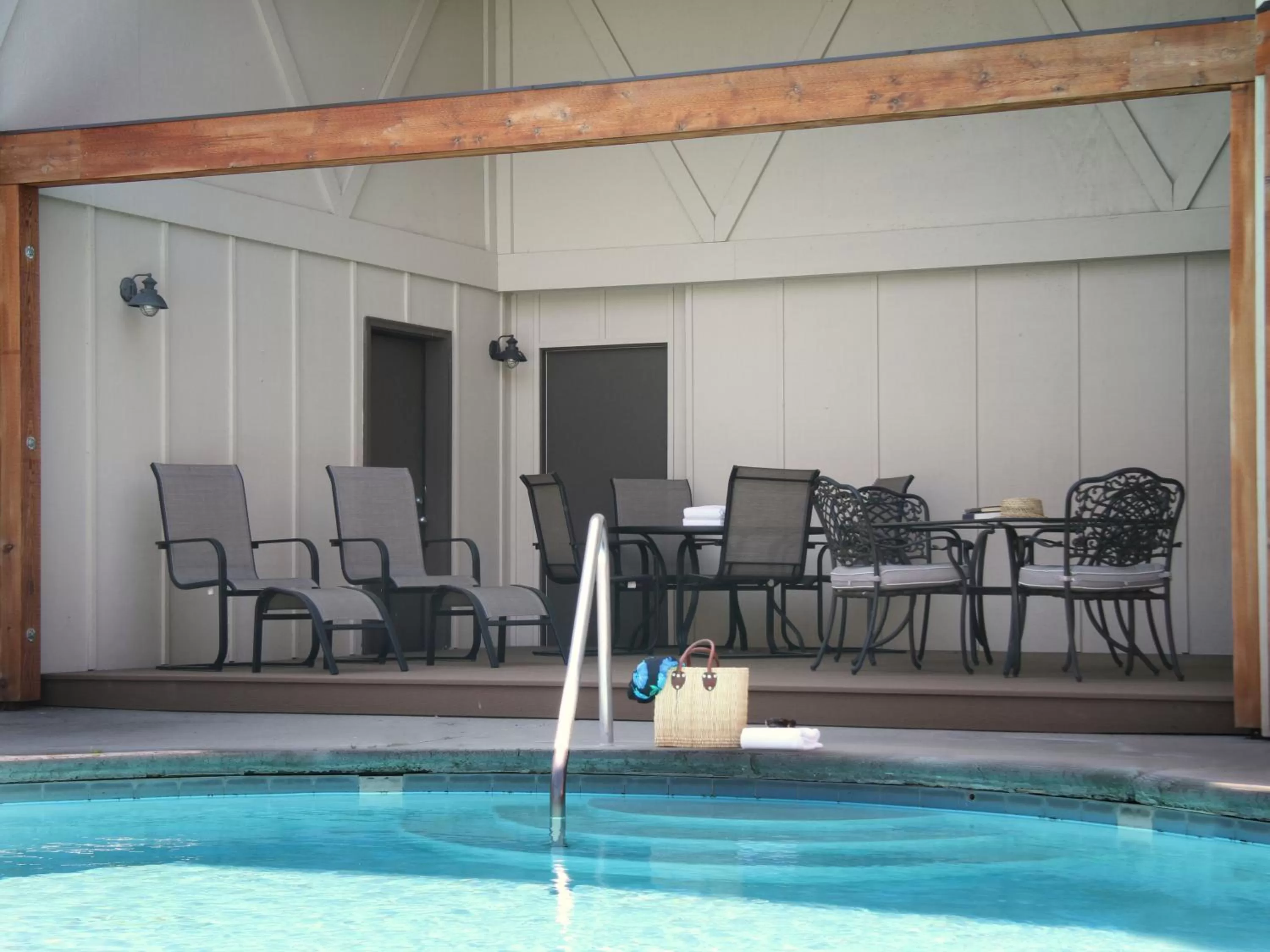 Swimming pool in Riverside Inn