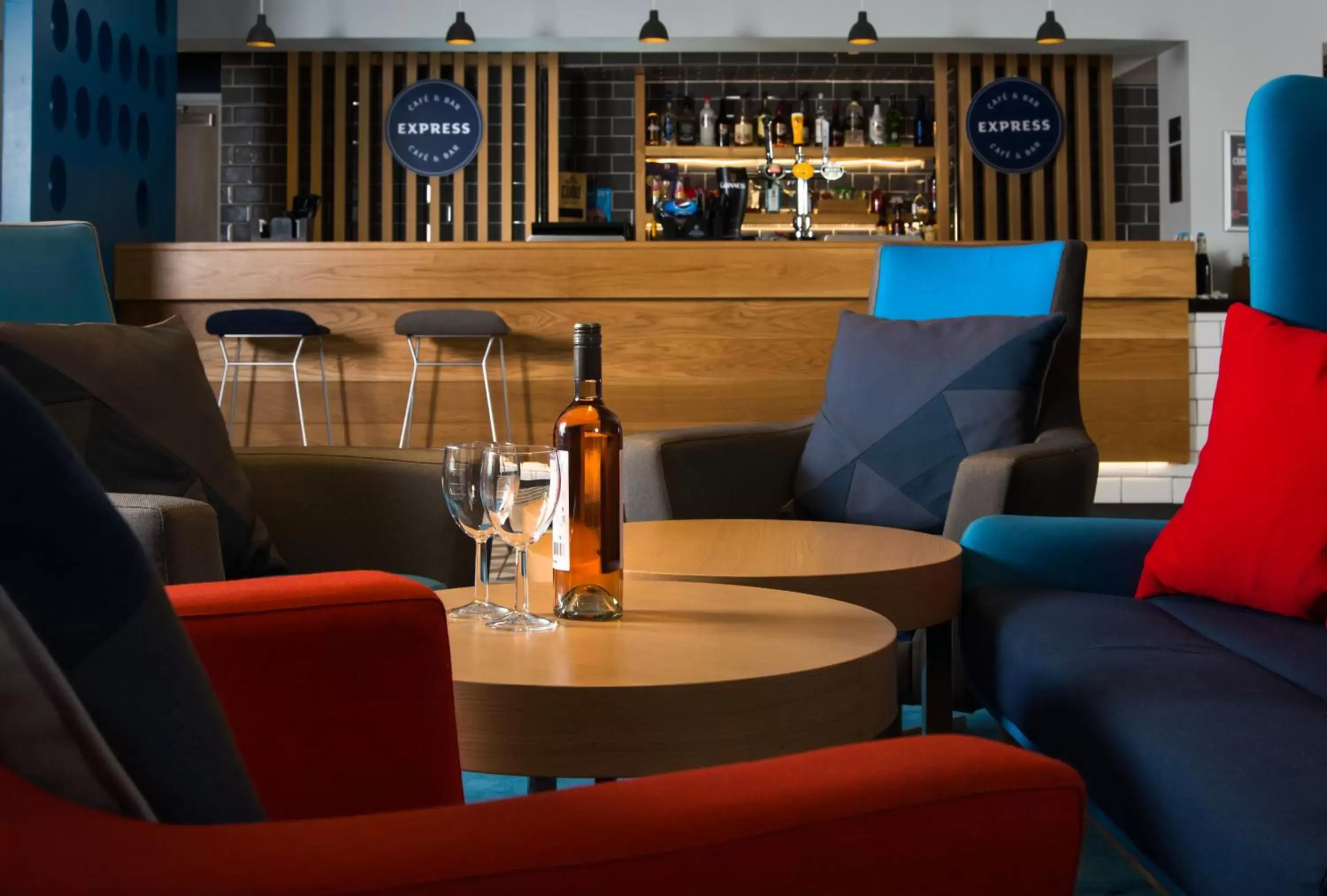 Lounge or bar in Holiday Inn Express Portsmouth – North by IHG Lounge or bar in Holiday Inn Express Portsmouth – North by IHG