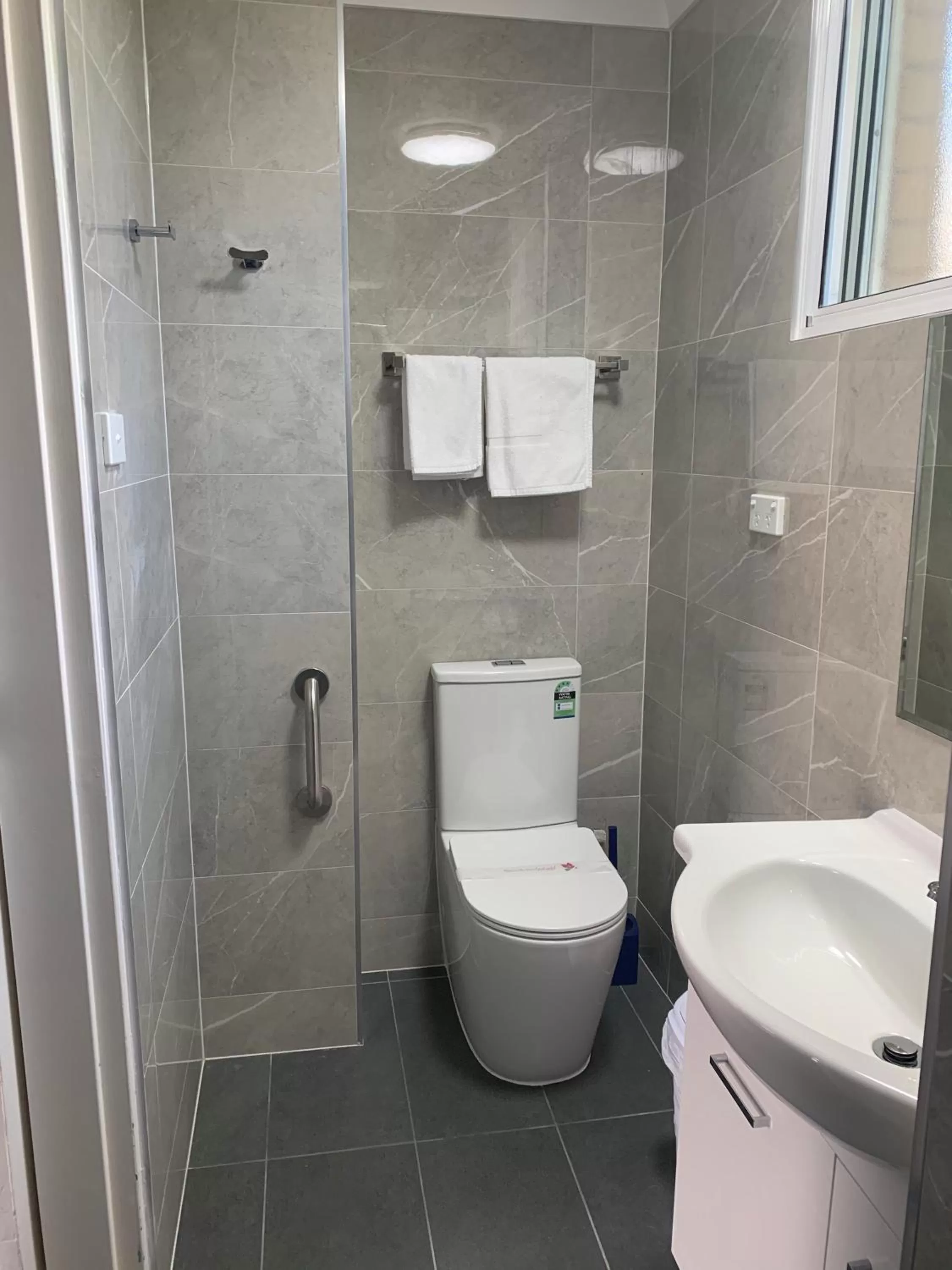 Toilet in High Mountains Motor Inn