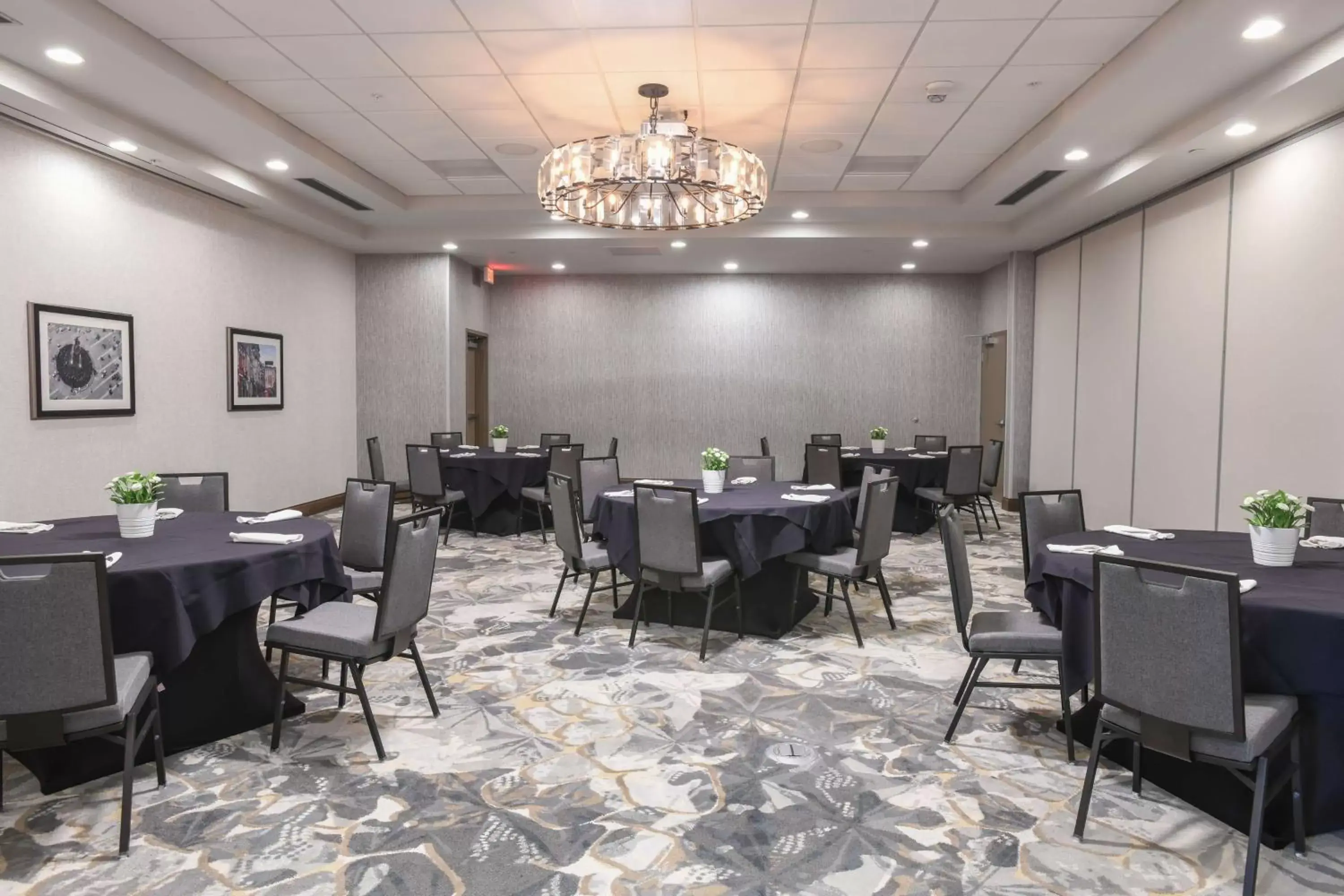 Meeting/conference room, Restaurant/Places to Eat in Hilton Garden Inn Cincinnati Midtown