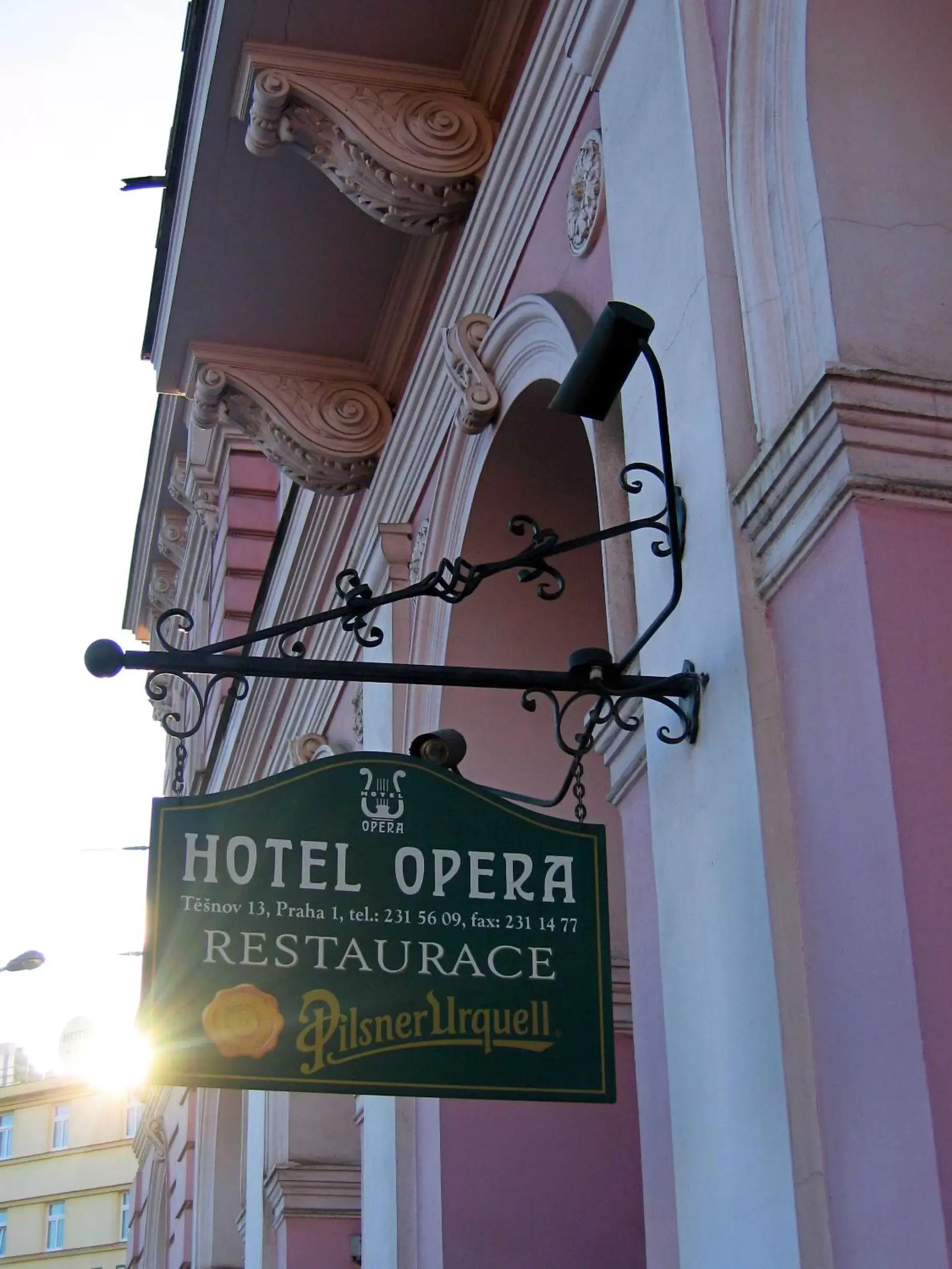 Restaurant/places to eat in Hotel Opera