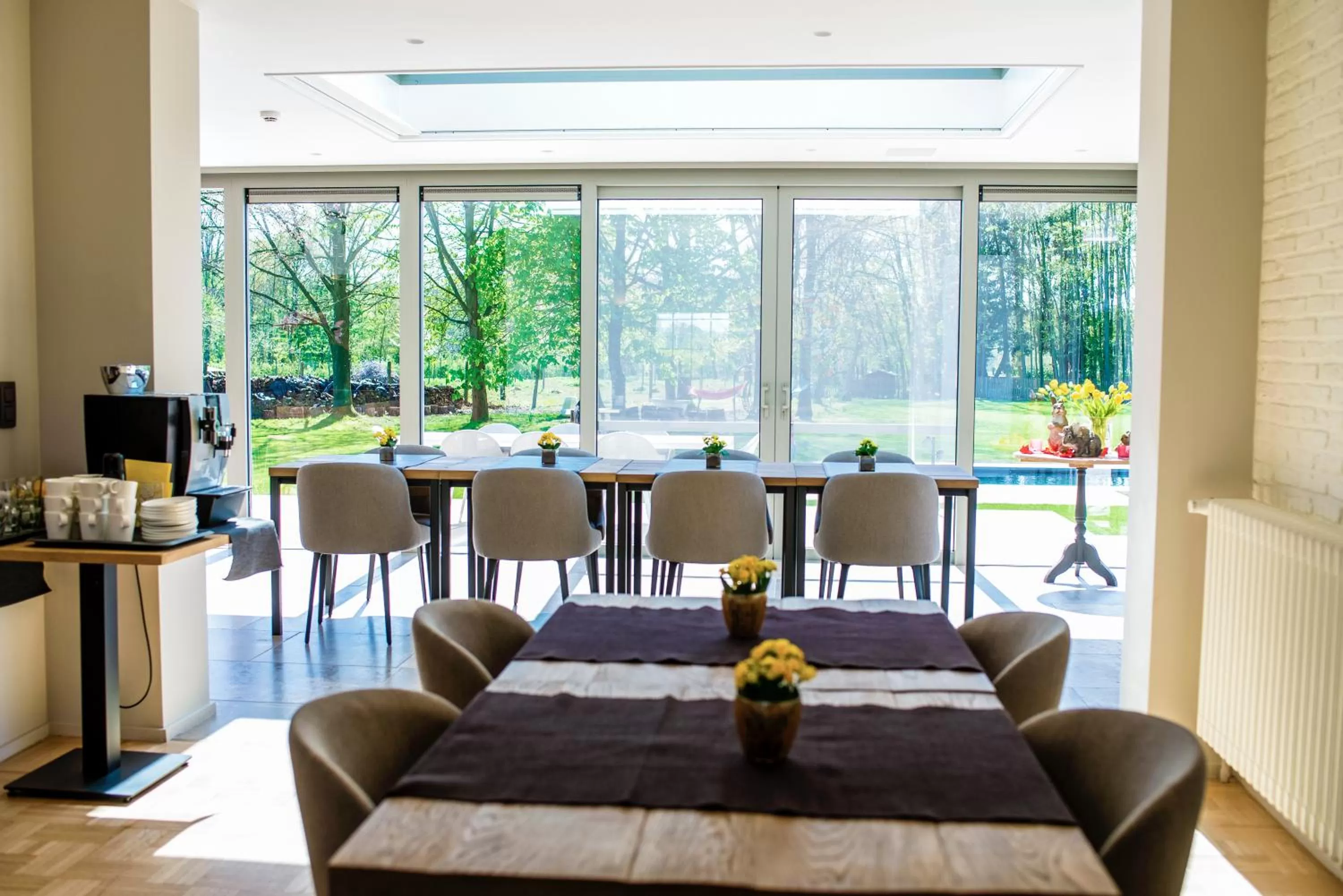 Restaurant/places to eat in Aquarand