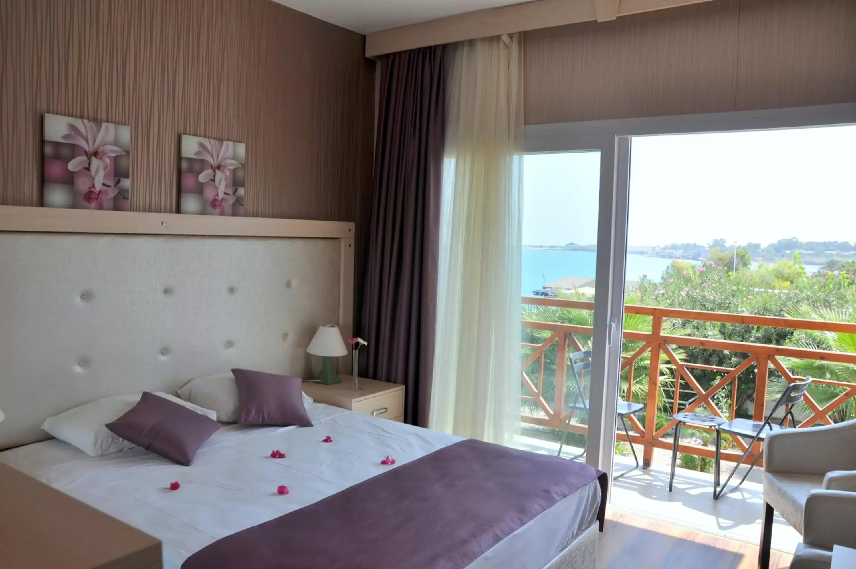 Balcony/Terrace, Bed in Manolya Hotel