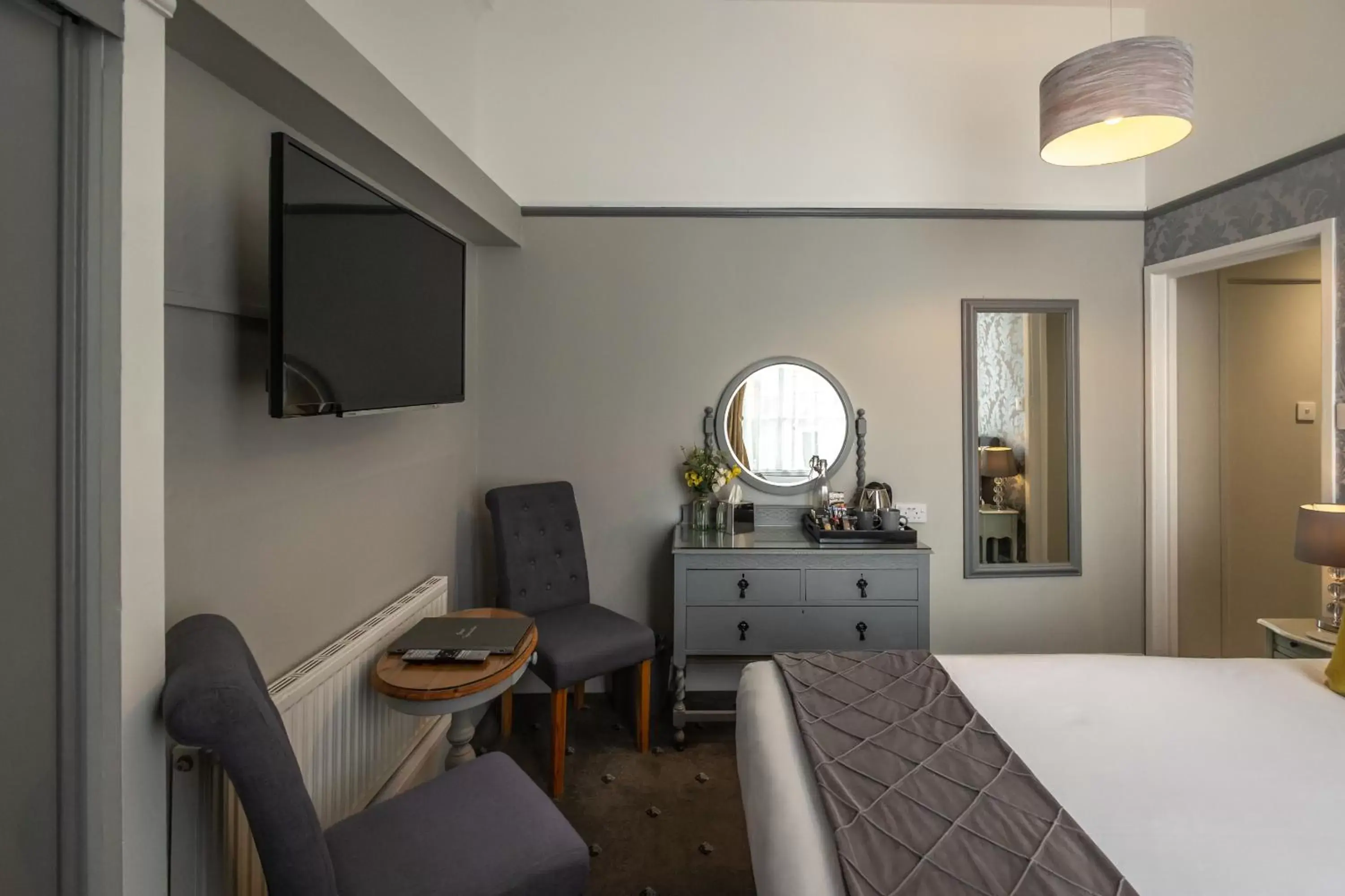 Bedroom, Seating Area in Gloucester House