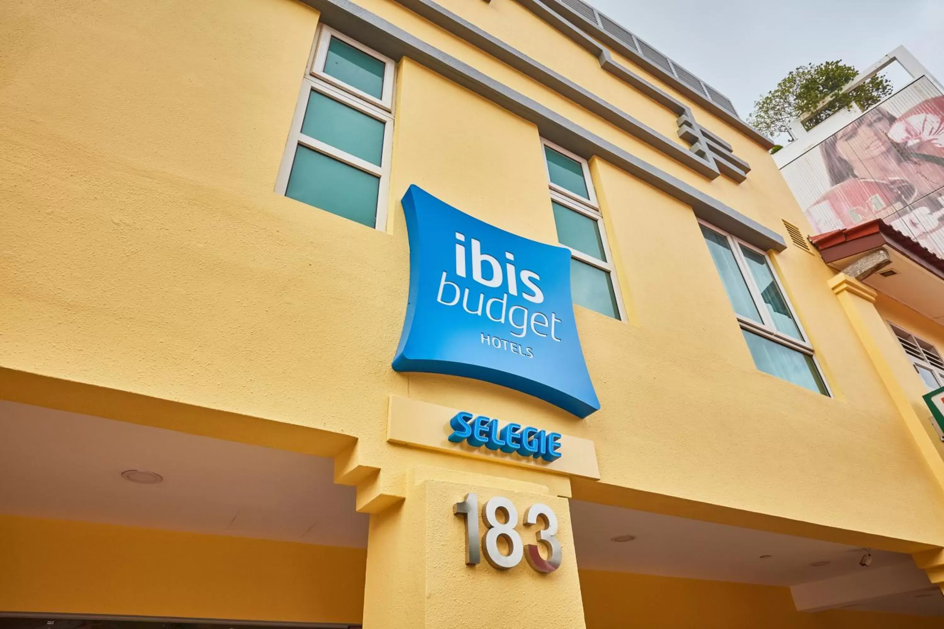 Facade/entrance in ibis budget Singapore Selegie