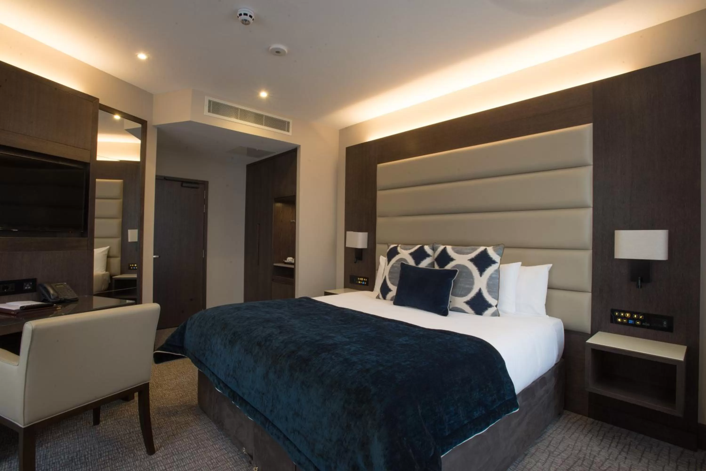 Photo of the whole room, Bed in The Kings Head Hotel