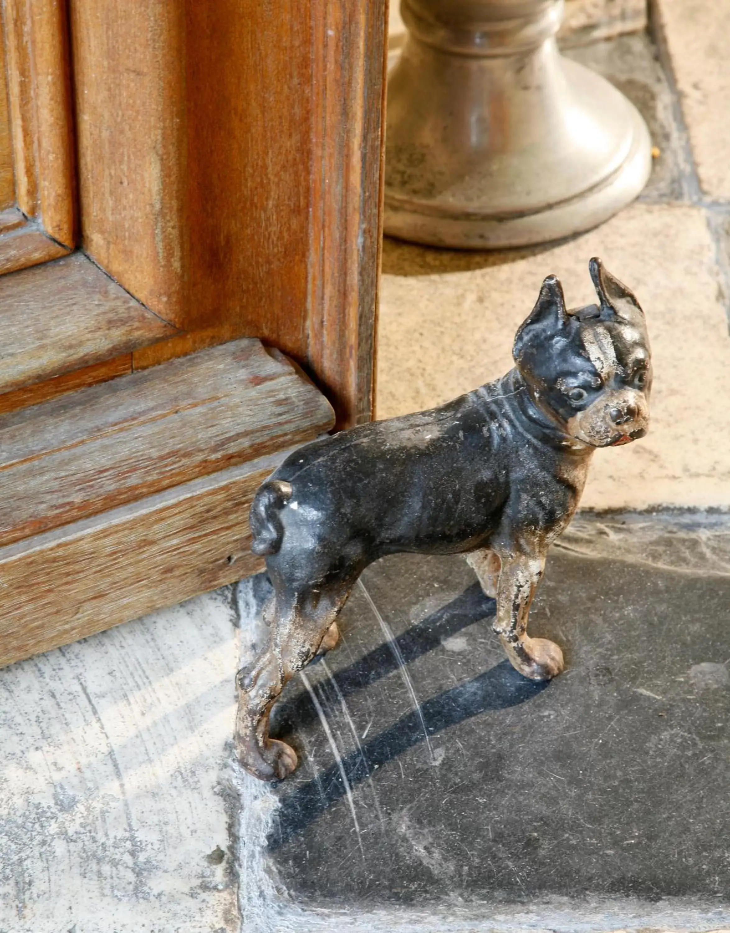 Decorative detail, Pets in La Porte Rouge - The Red Door Inn