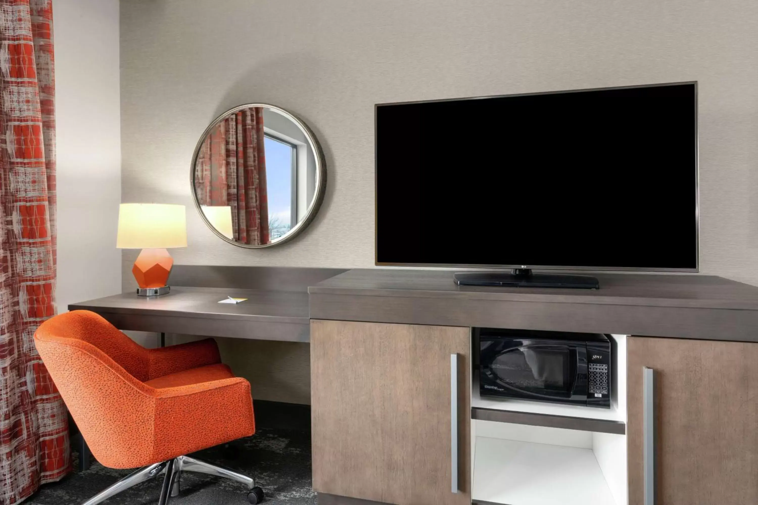 Bedroom, TV/Entertainment Center in Hampton Inn & Suites Spokane Downtown-South