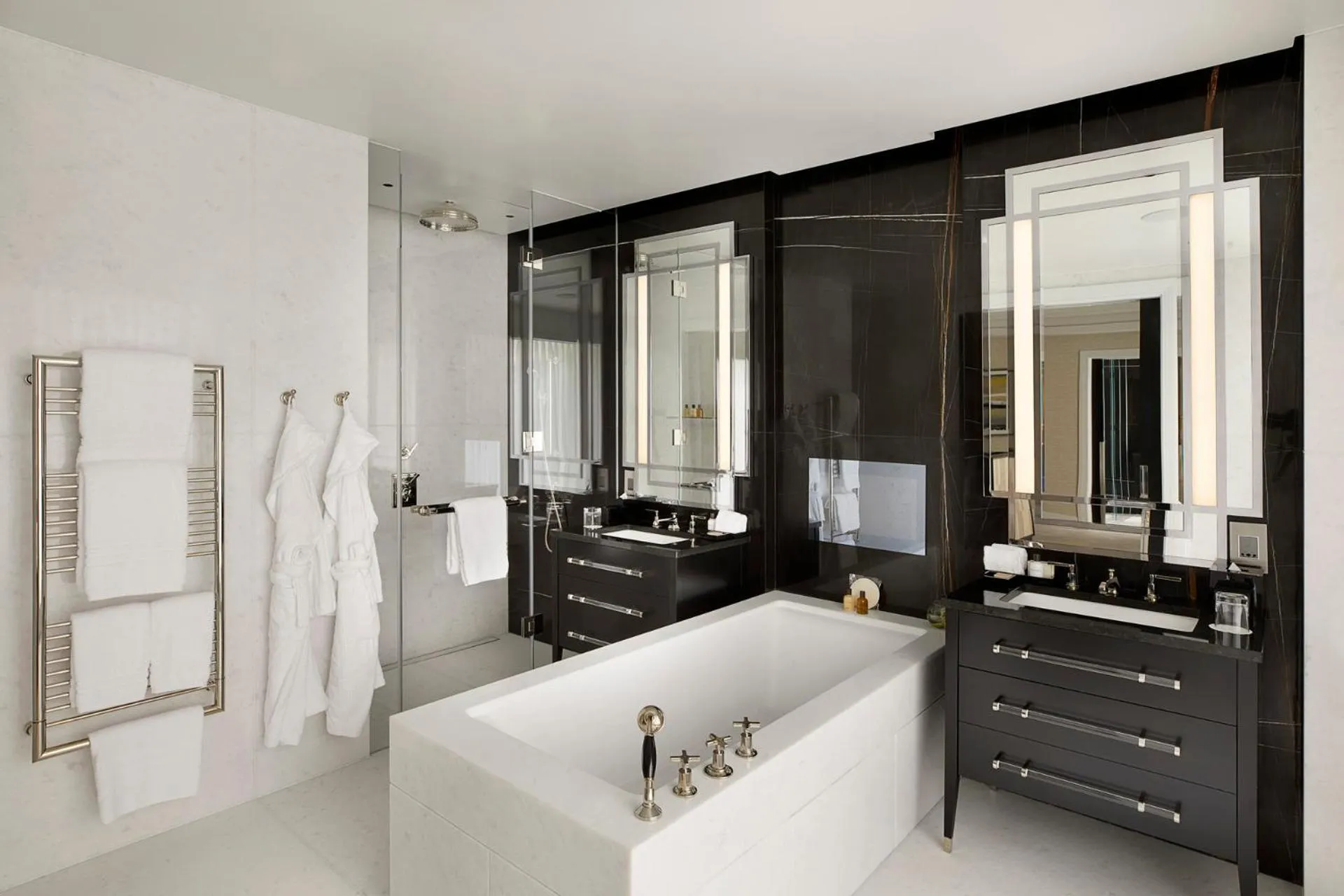 Bathroom in Four Seasons Hotel London at Tower Bridge