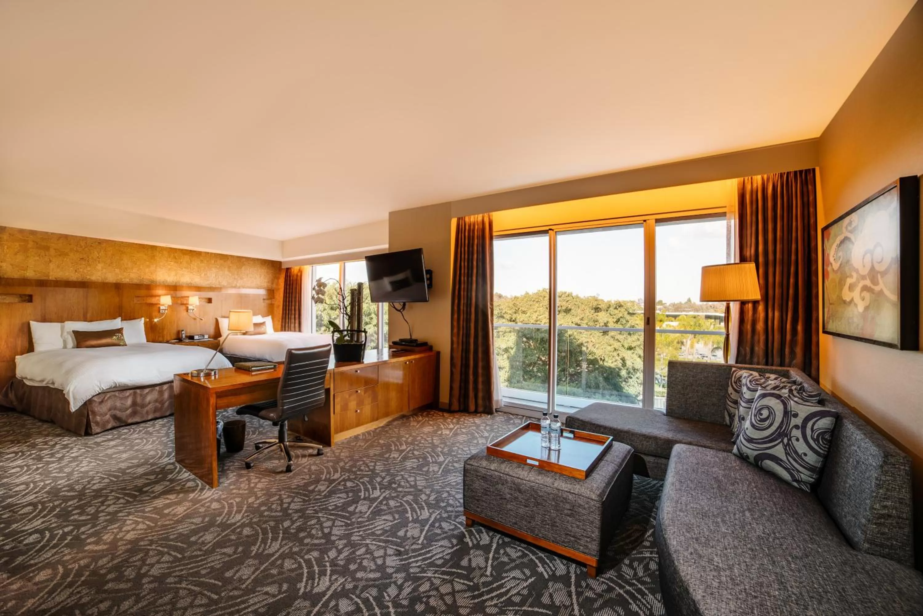 Shower, Bed in Miyako Hybrid Hotel Torrance