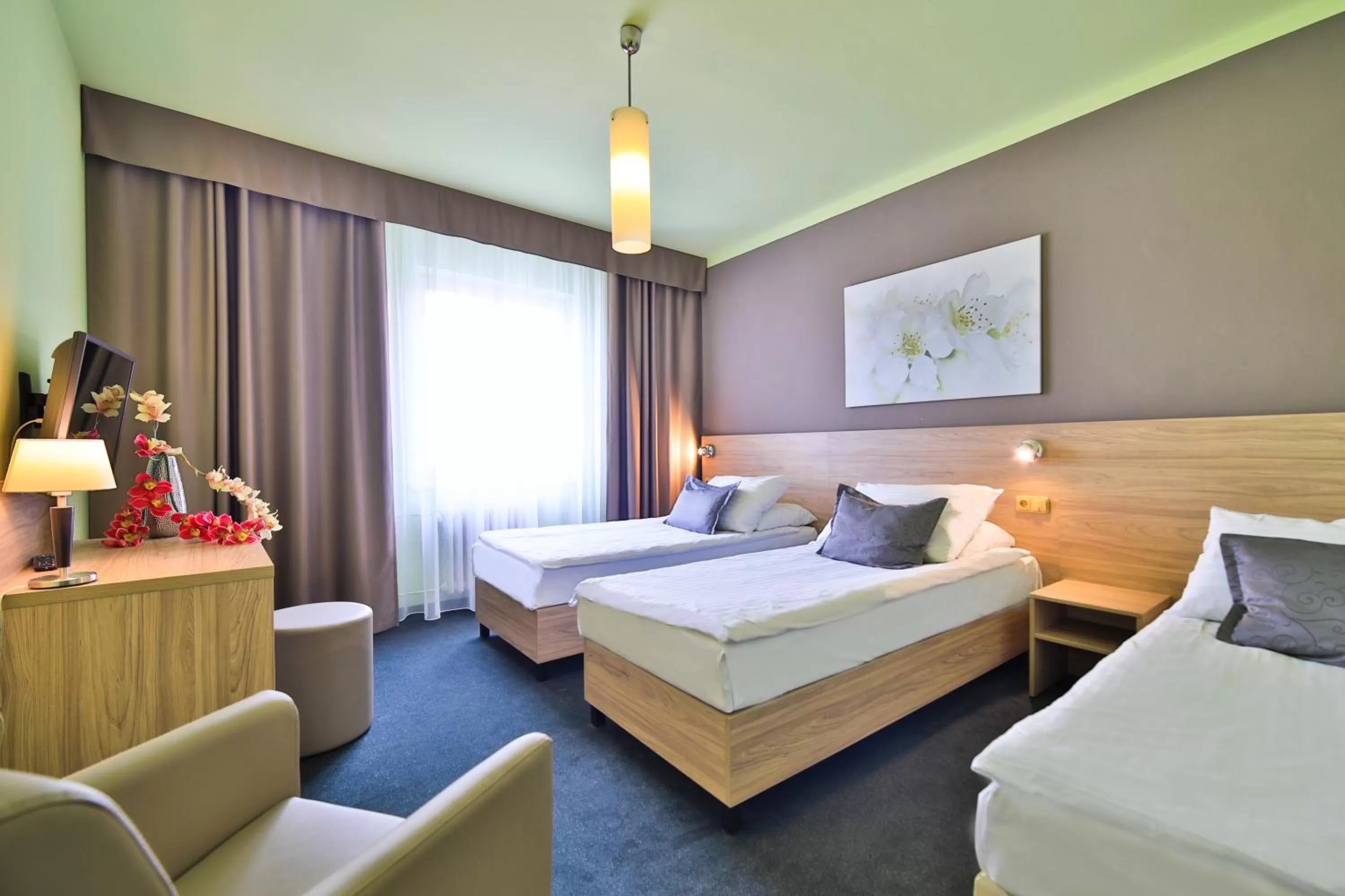 Photo of the whole room, Bed in Atlantic Hotel