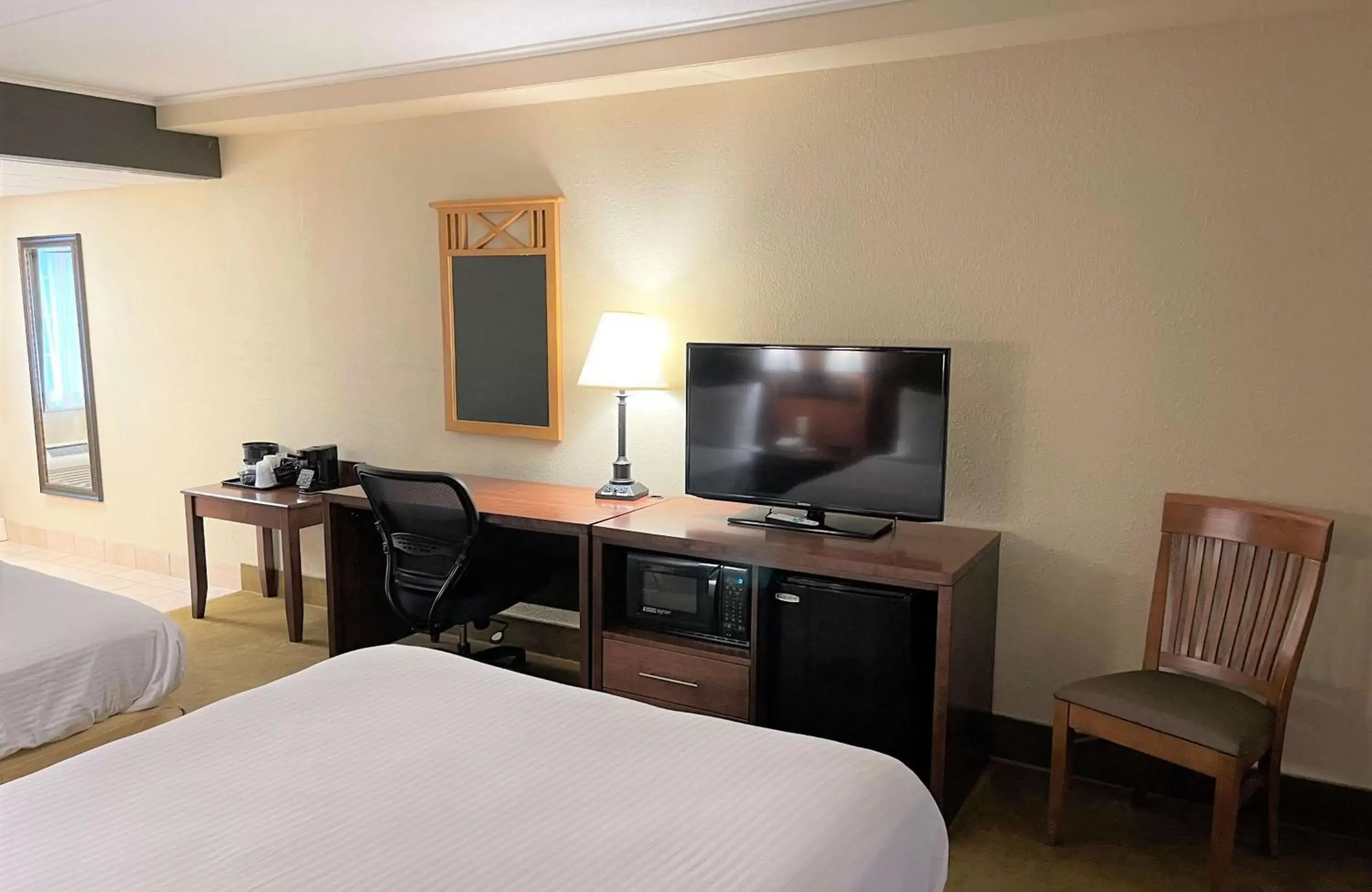 Bedroom, TV/Entertainment Center in Best Western Starlite Village