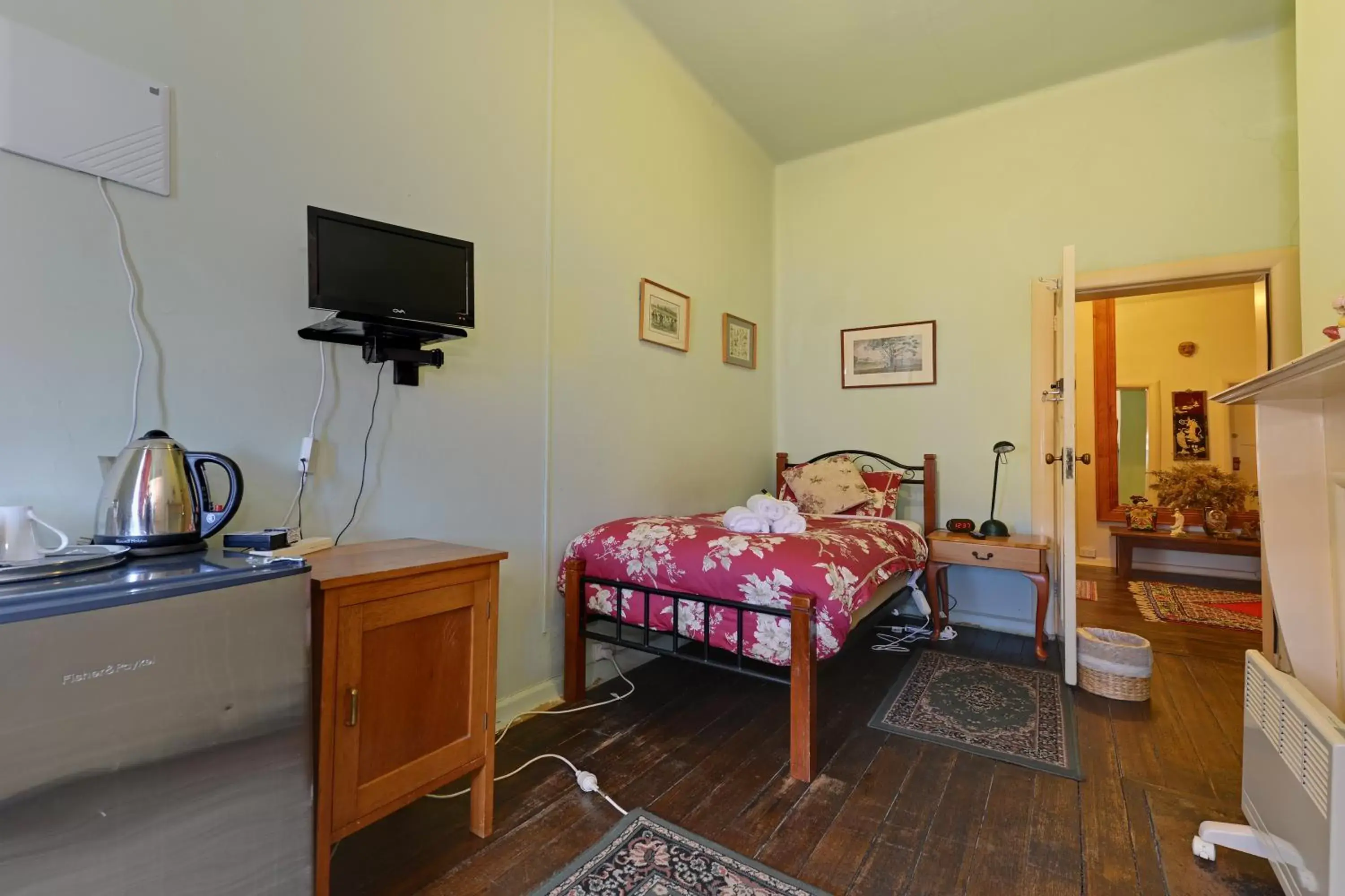 Bedroom, TV/Entertainment Center in Edinburgh Gallery Bed & Breakfast