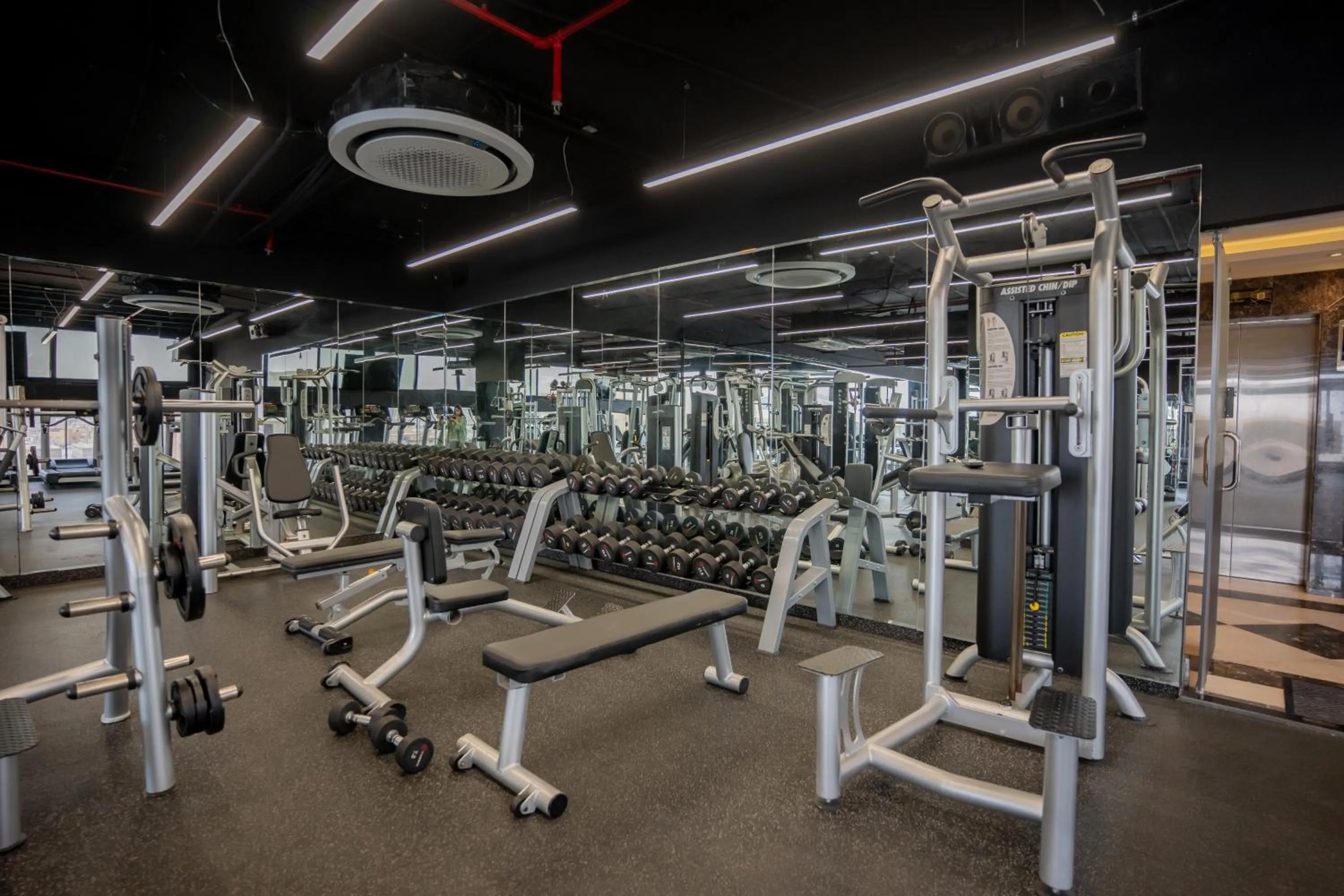 Fitness centre/facilities in Rosemond Al Hamra