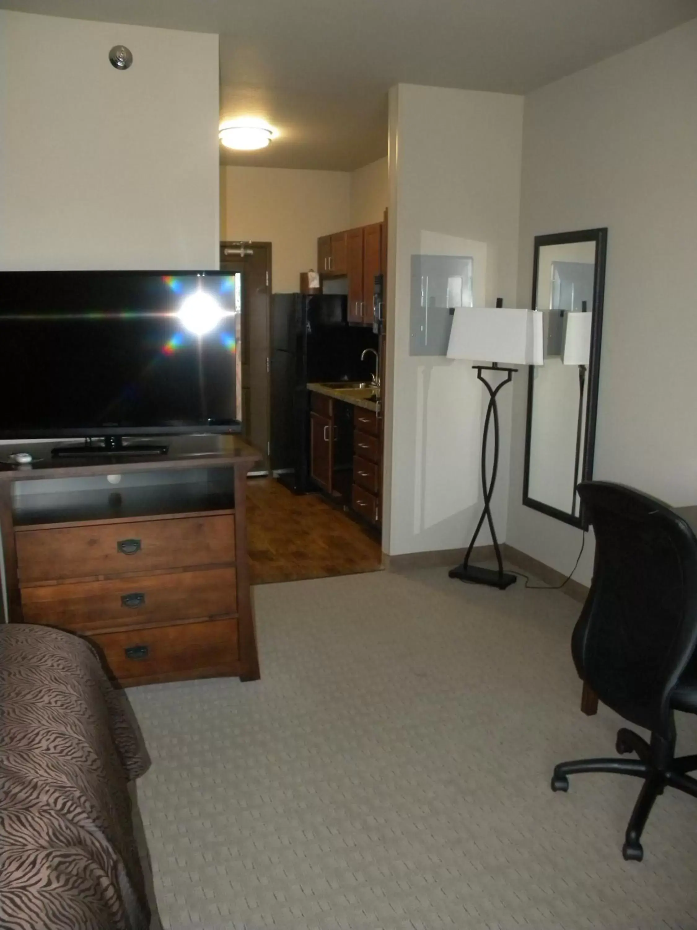 TV and multimedia, TV/Entertainment Center in Teddy's Residential Suites Watford City