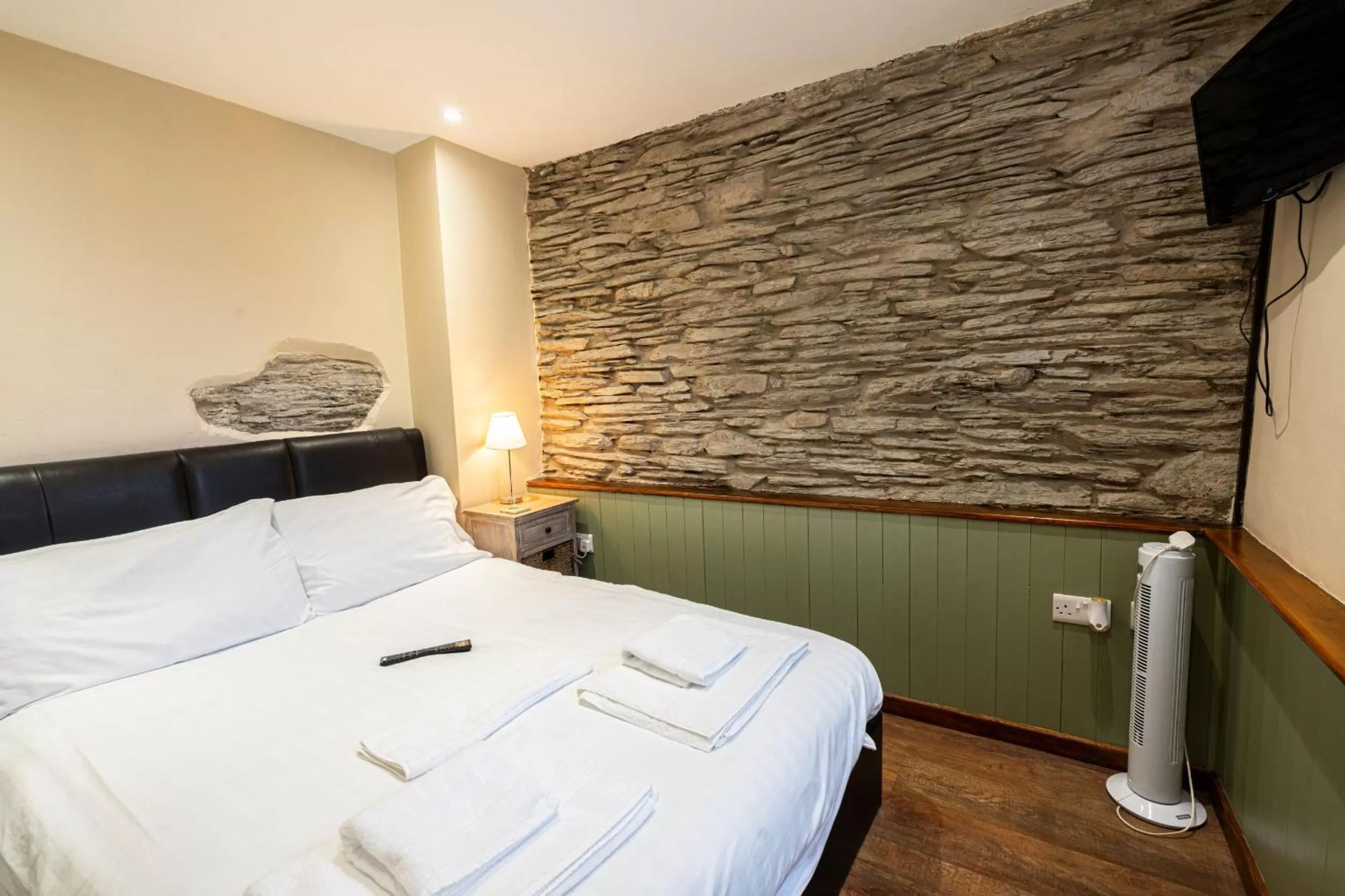 Bedroom, Bed in Grapes Hotel, Bar & Restaurant