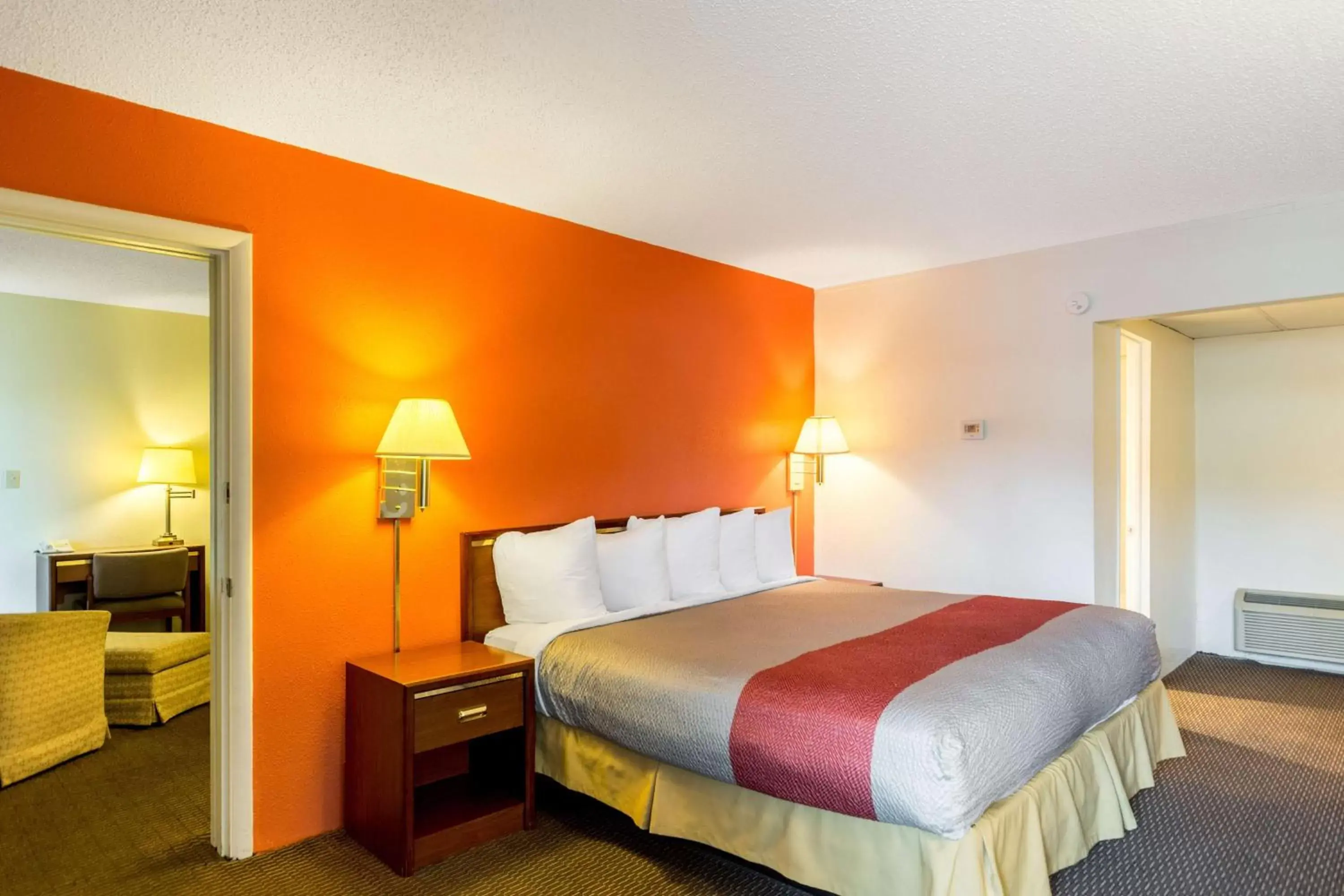 Seating area, Bed in Motel 6-Butte, MT - Historic City Center