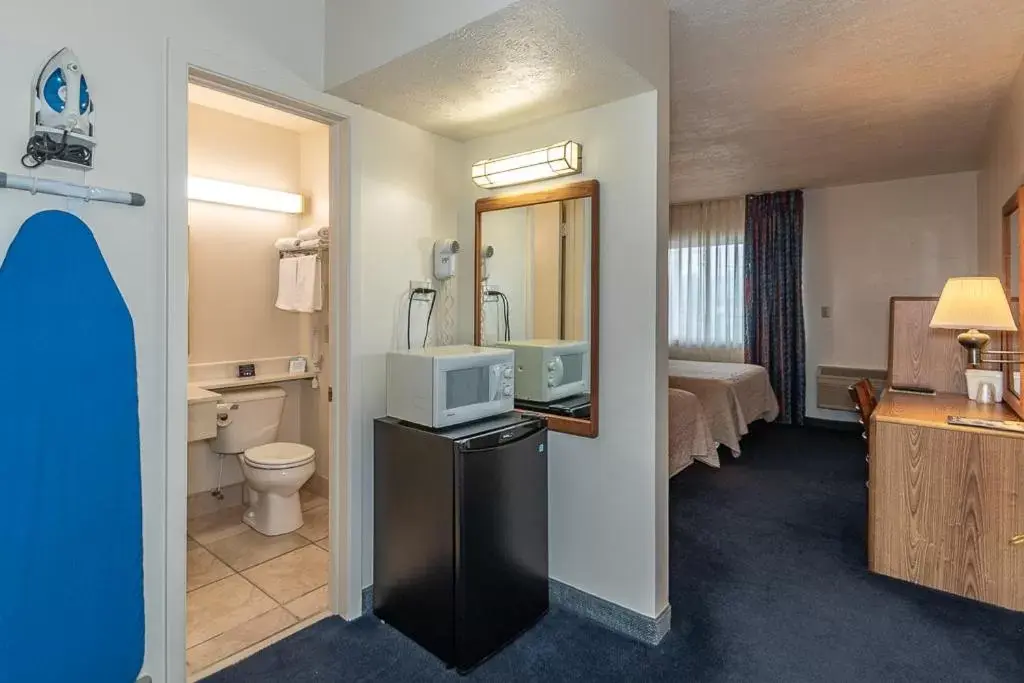 Bathroom in Americas Best Value Inn Ashtabula/Austinburg
