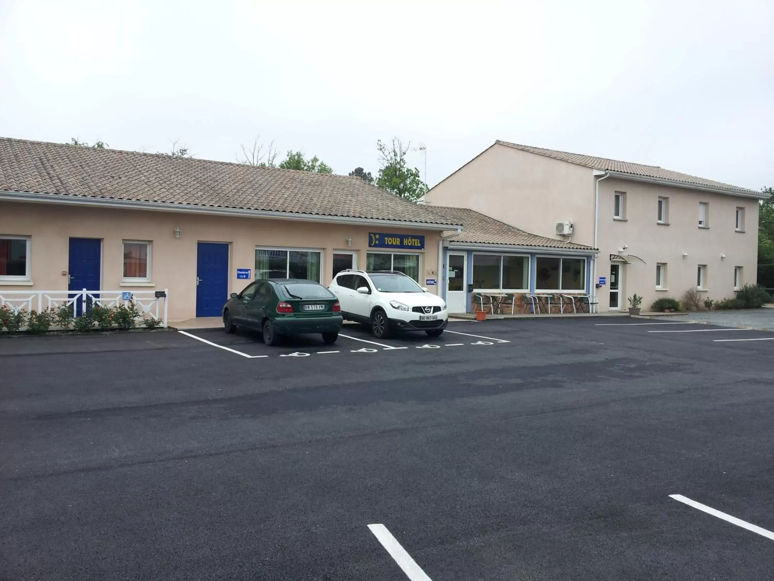 Facade/entrance, Property Building in Tour Hôtel