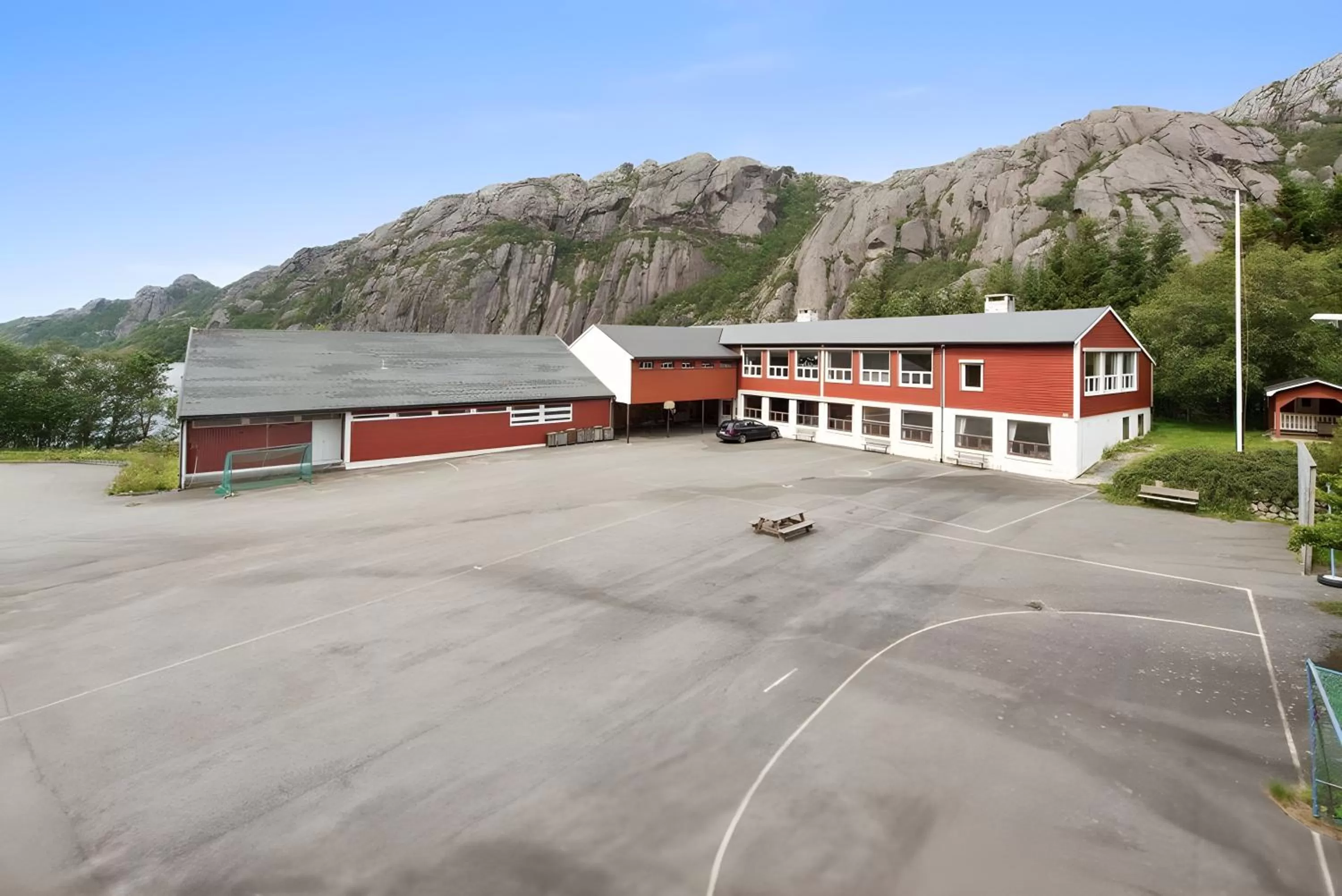 Brufjell Hostel & Parking