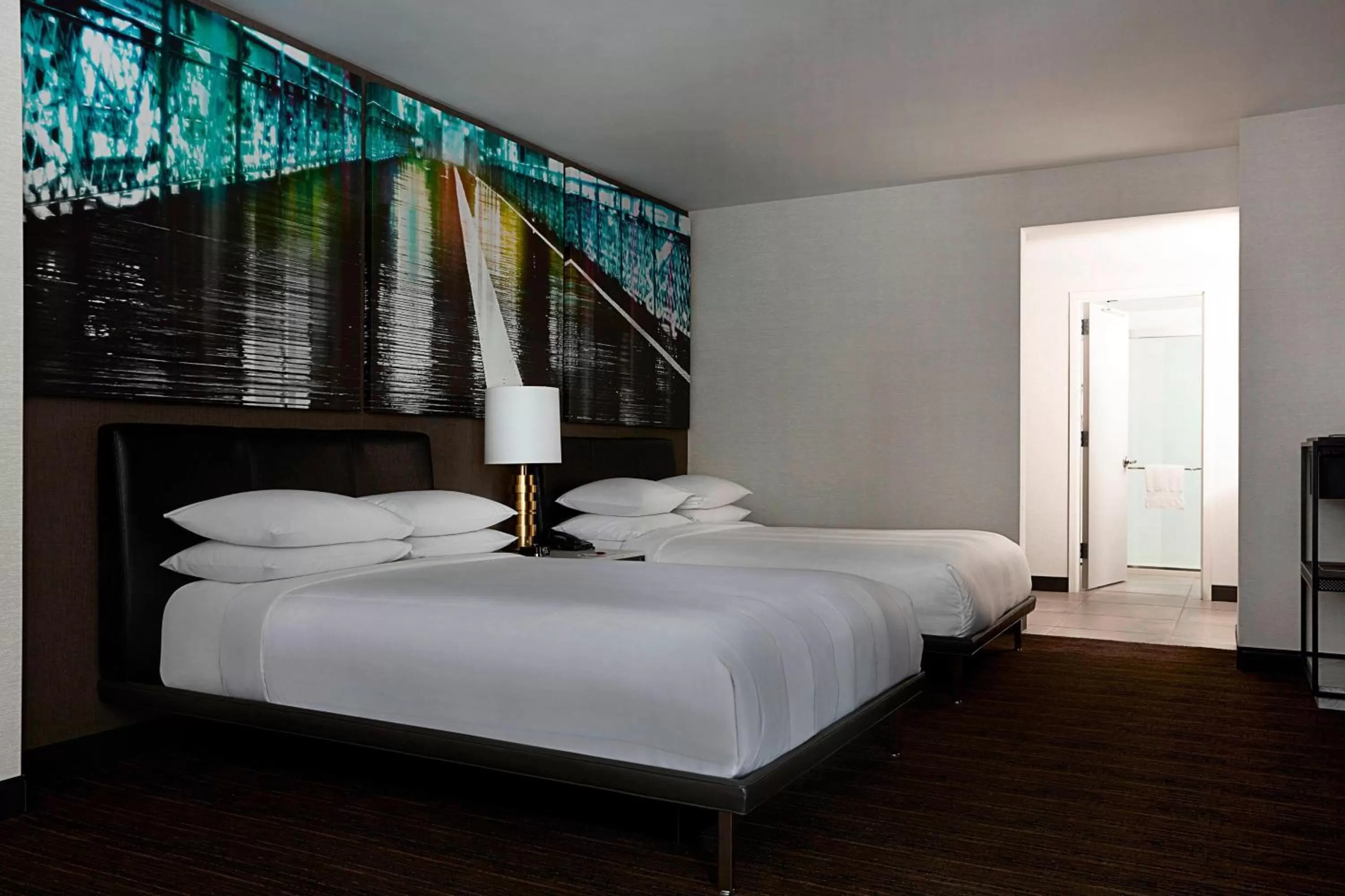 Photo of the whole room, Bed in New York Marriott at the Brooklyn Bridge