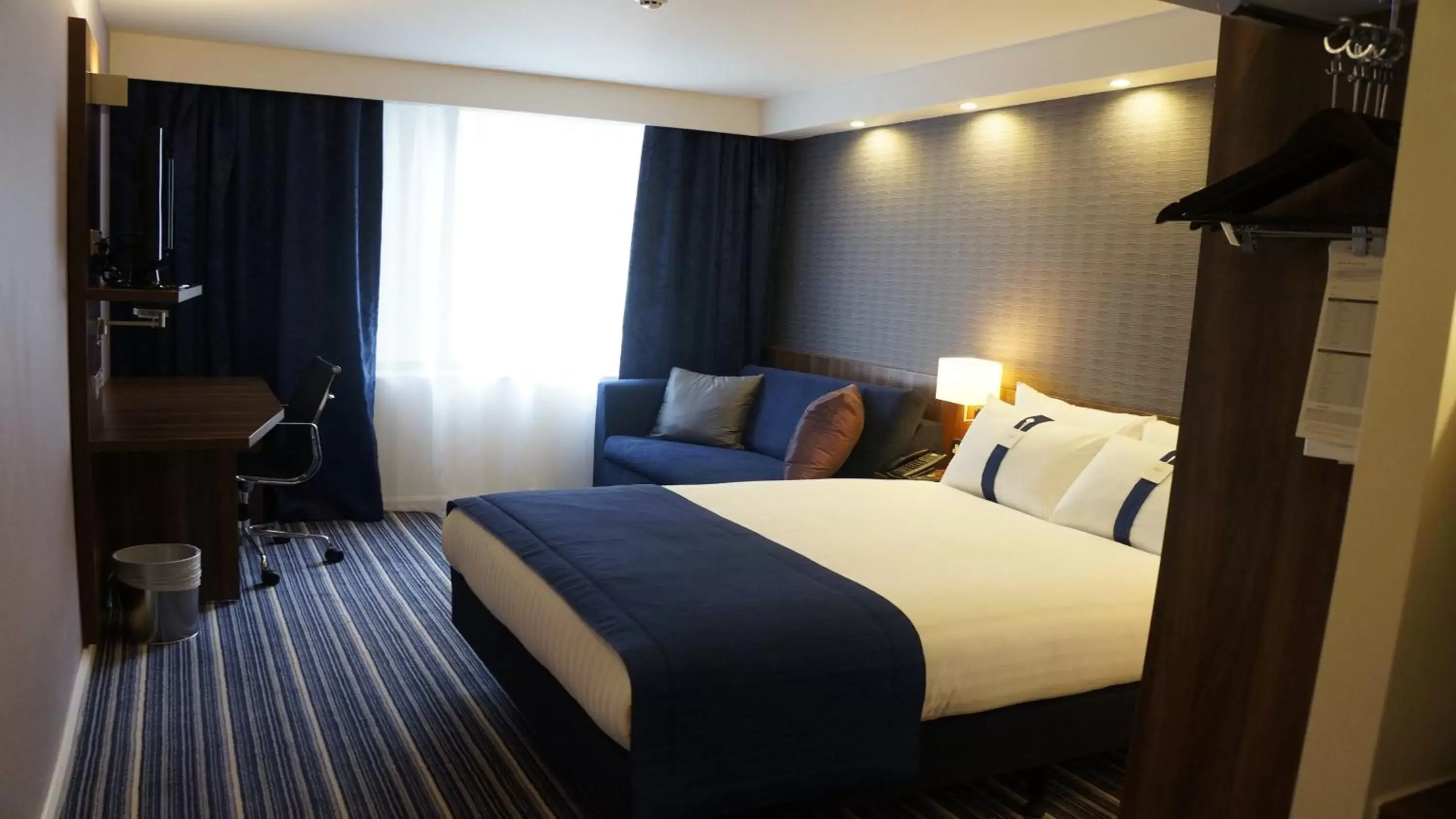 Photo of the whole room, Bed in Holiday Inn Express Earls Court, an IHG Hotel