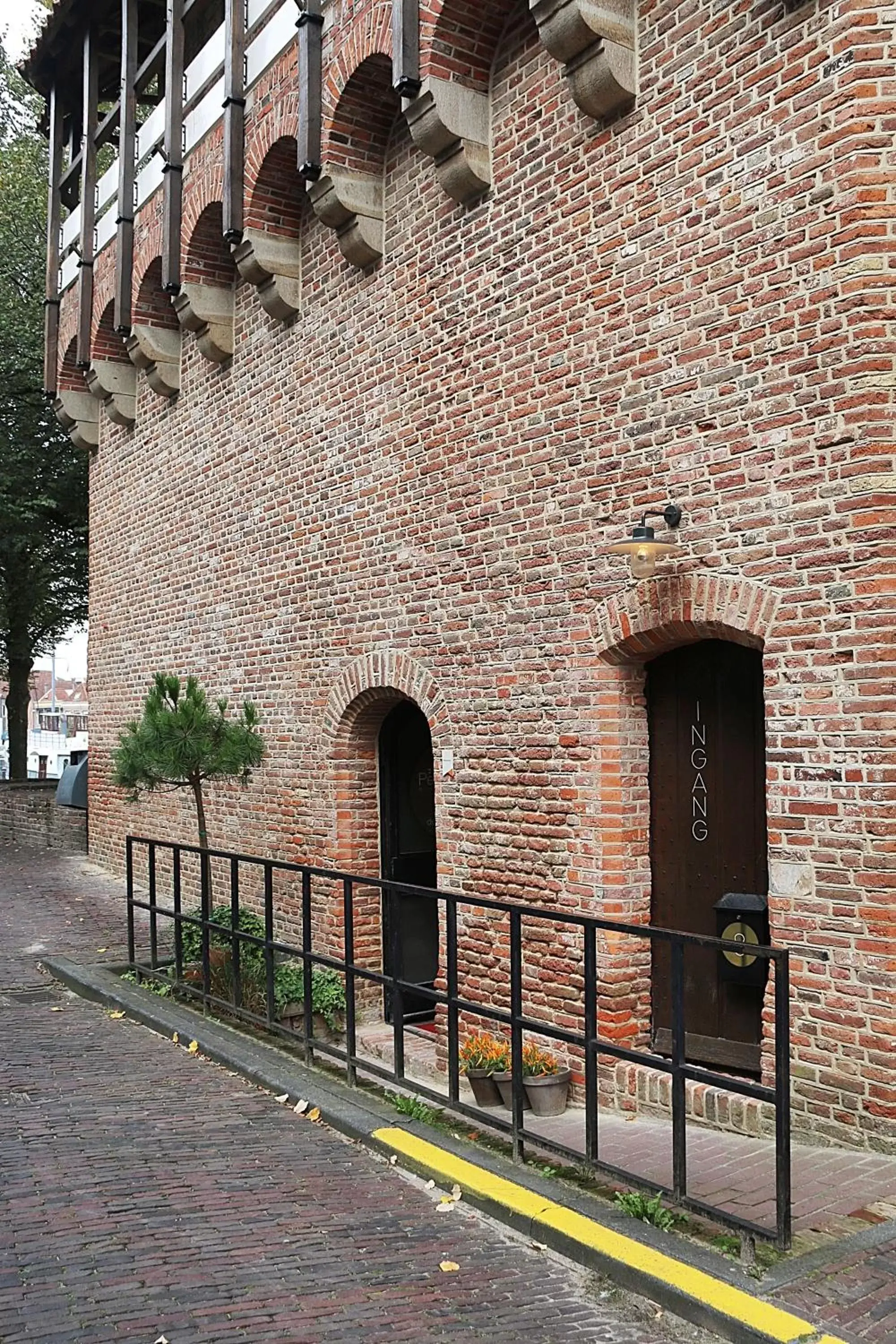 Facade/entrance in De Pelsertoren