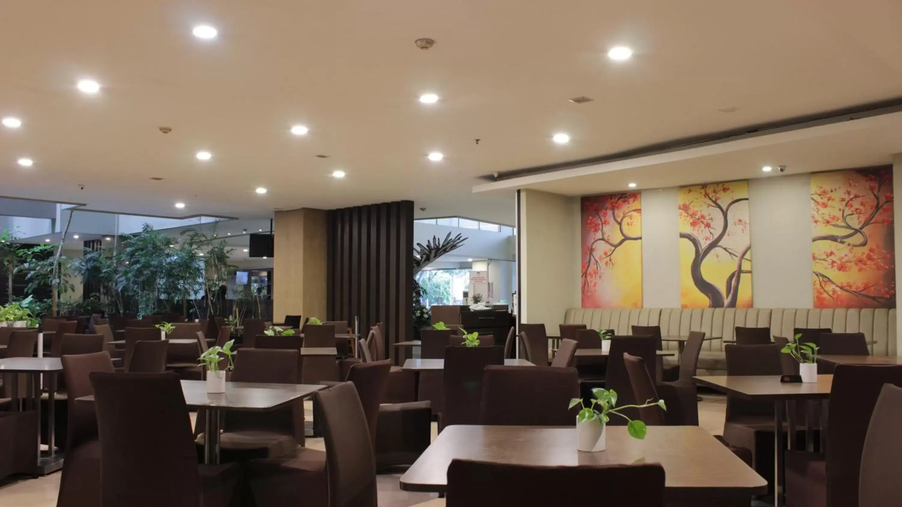 Restaurant/Places to Eat in Savana Hotel & Convention Malang